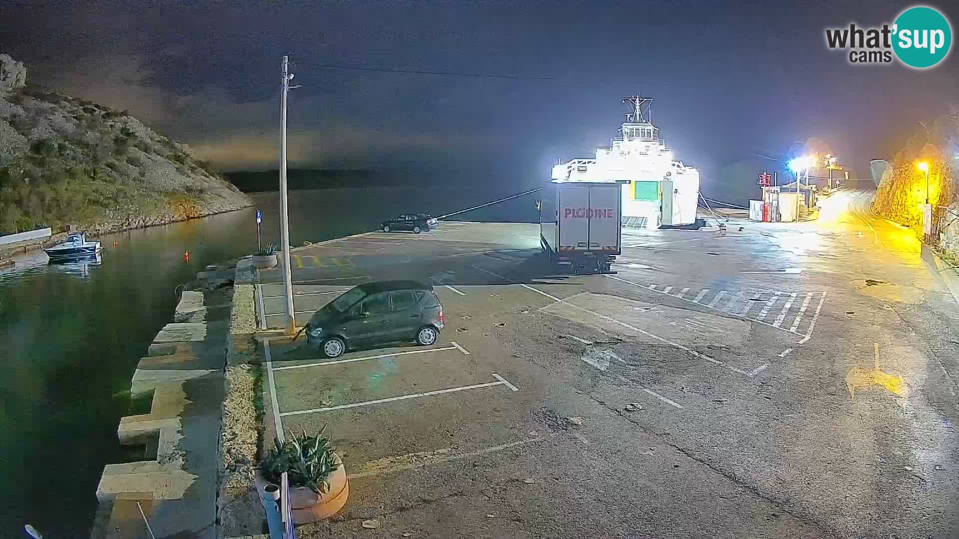 Spletna kamera trajektno pristanišče Prizna – proti otoku Pag