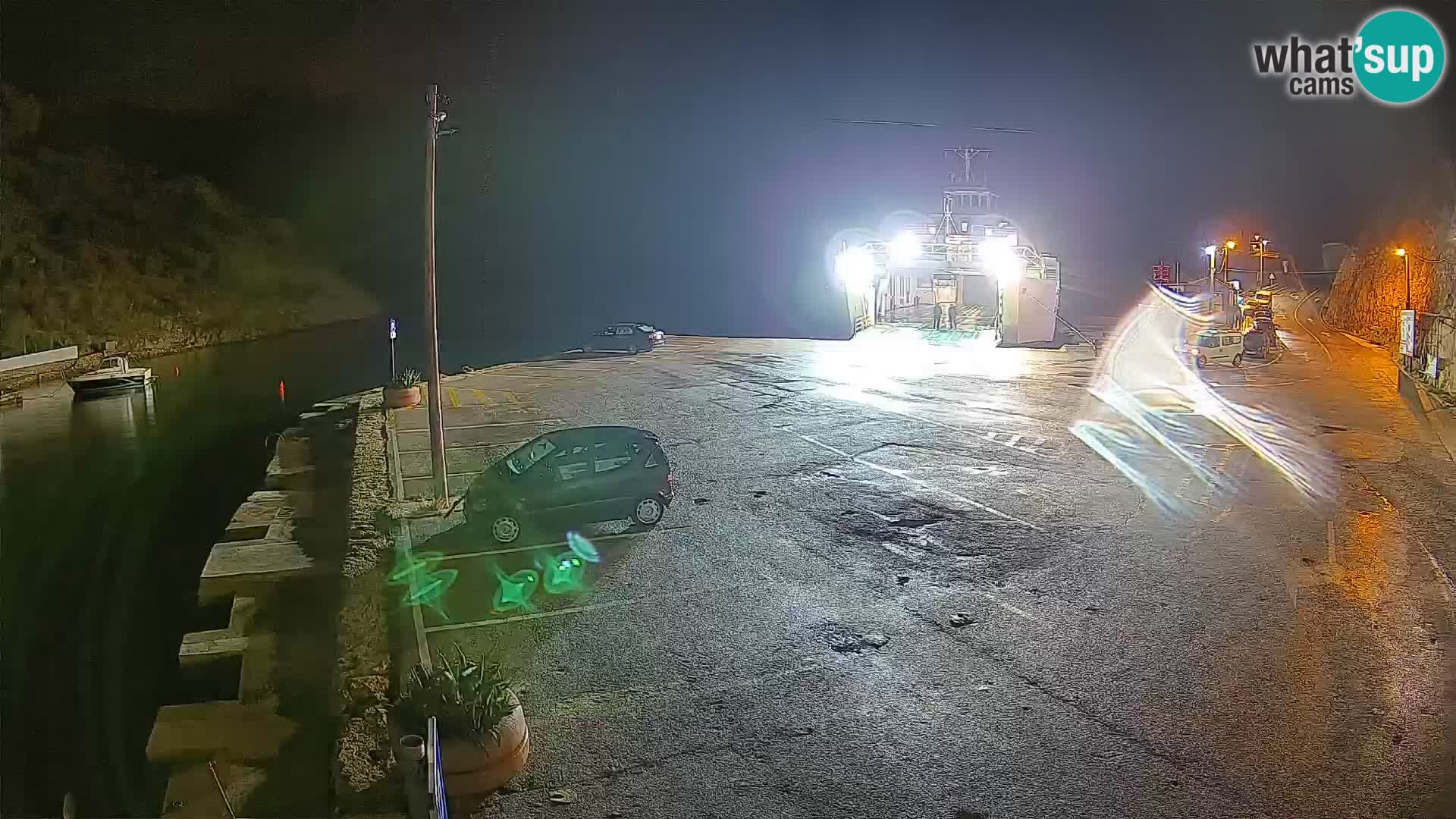 Spletna kamera trajektno pristanišče Prizna – proti otoku Pag