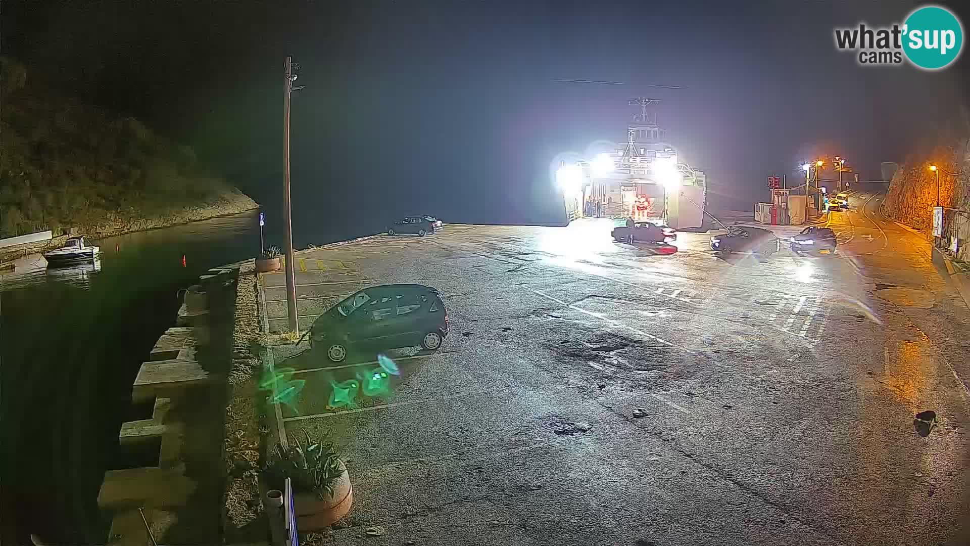 Spletna kamera trajektno pristanišče Prizna – proti otoku Pag