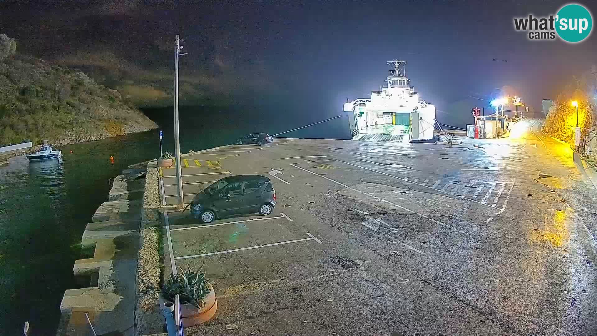 Spletna kamera trajektno pristanišče Prizna – proti otoku Pag