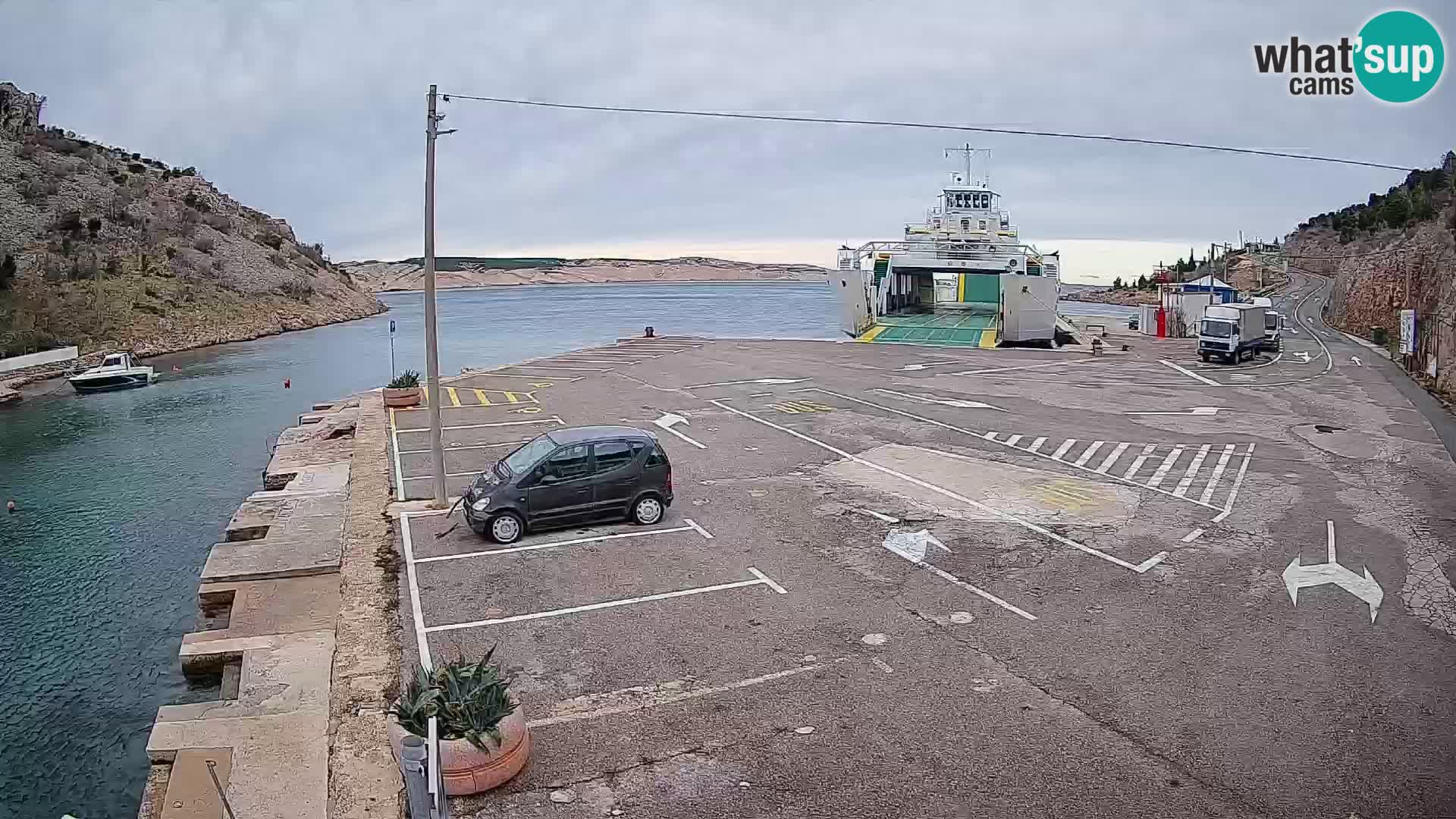 Spletna kamera trajektno pristanišče Prizna – proti otoku Pag