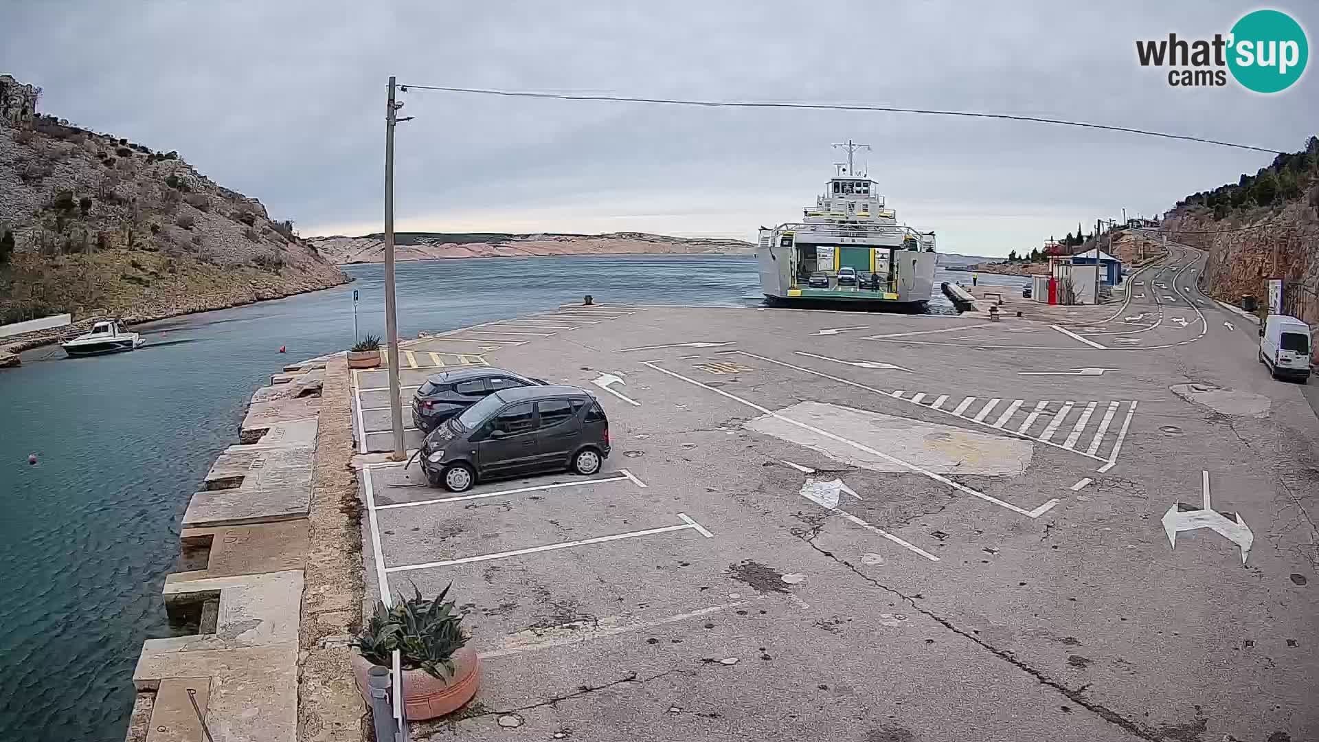 Spletna kamera trajektno pristanišče Prizna – proti otoku Pag