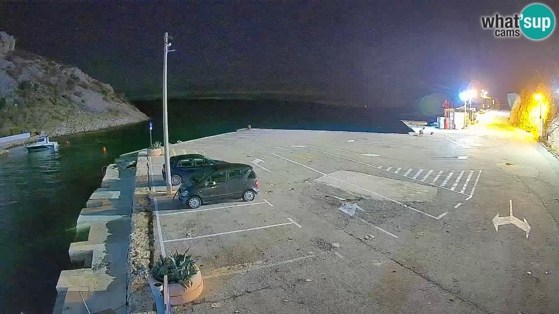 Spletna kamera trajektno pristanišče Prizna – proti otoku Pag