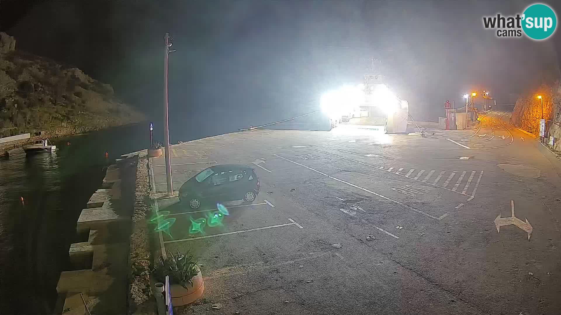 Spletna kamera trajektno pristanišče Prizna – proti otoku Pag