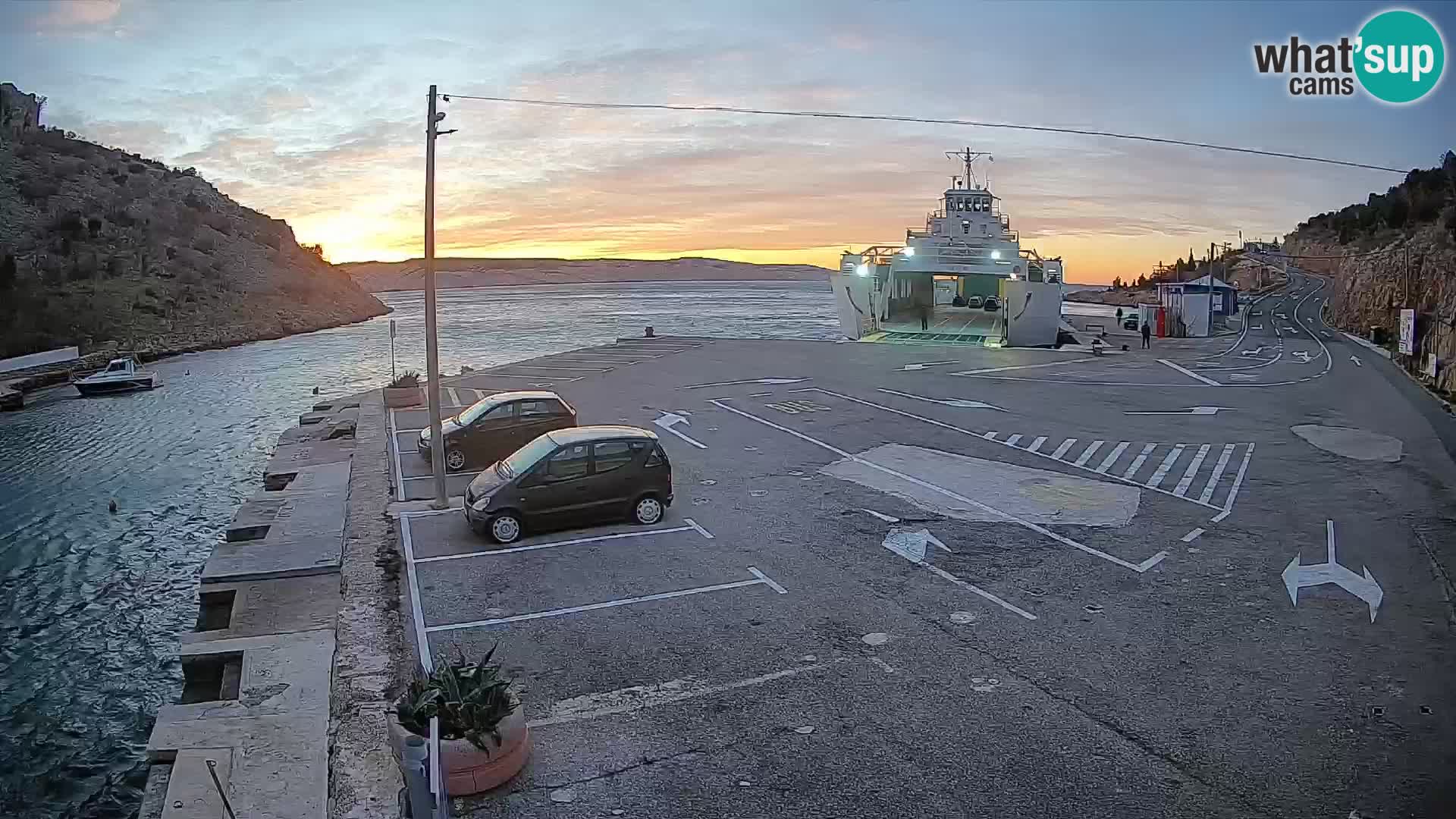 Webcam del puerto de ferris de Prizna – hacia la isla de Pag