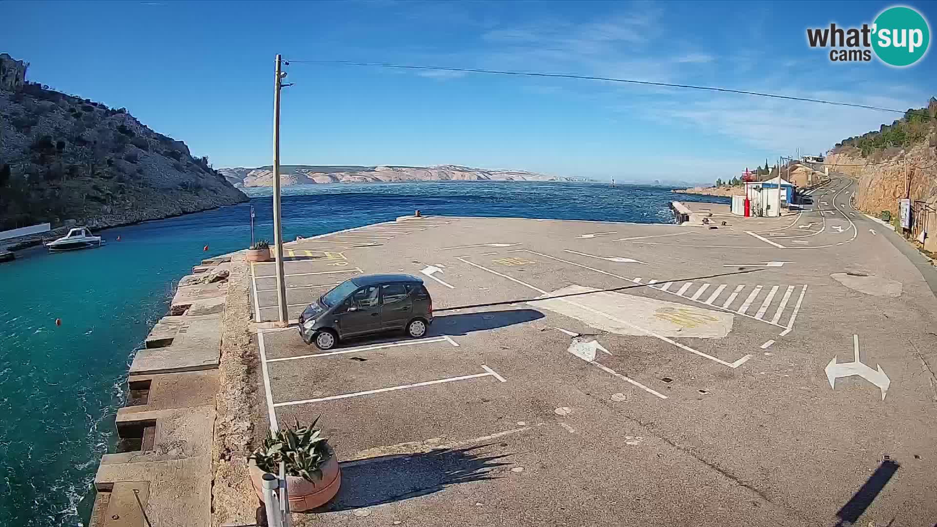 Spletna kamera trajektno pristanišče Prizna – proti otoku Pag