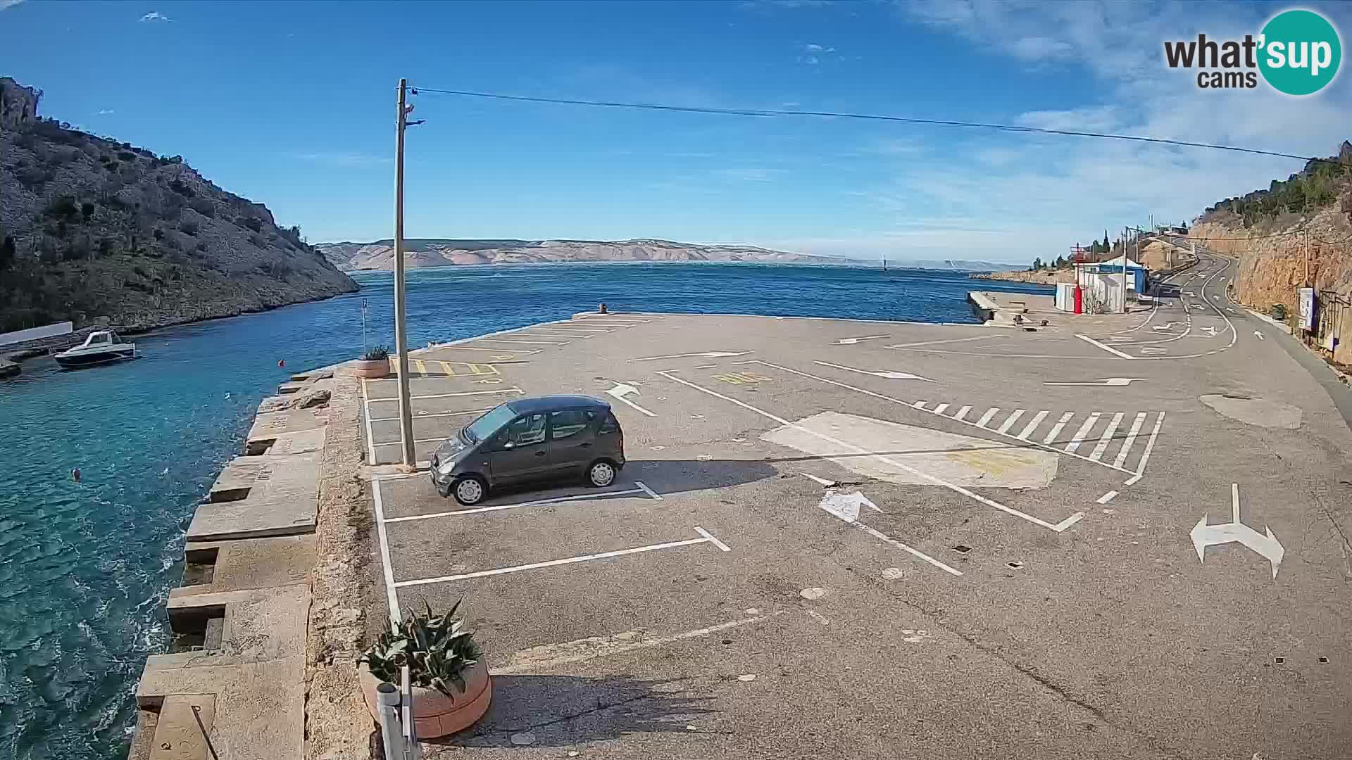 Spletna kamera trajektno pristanišče Prizna – proti otoku Pag