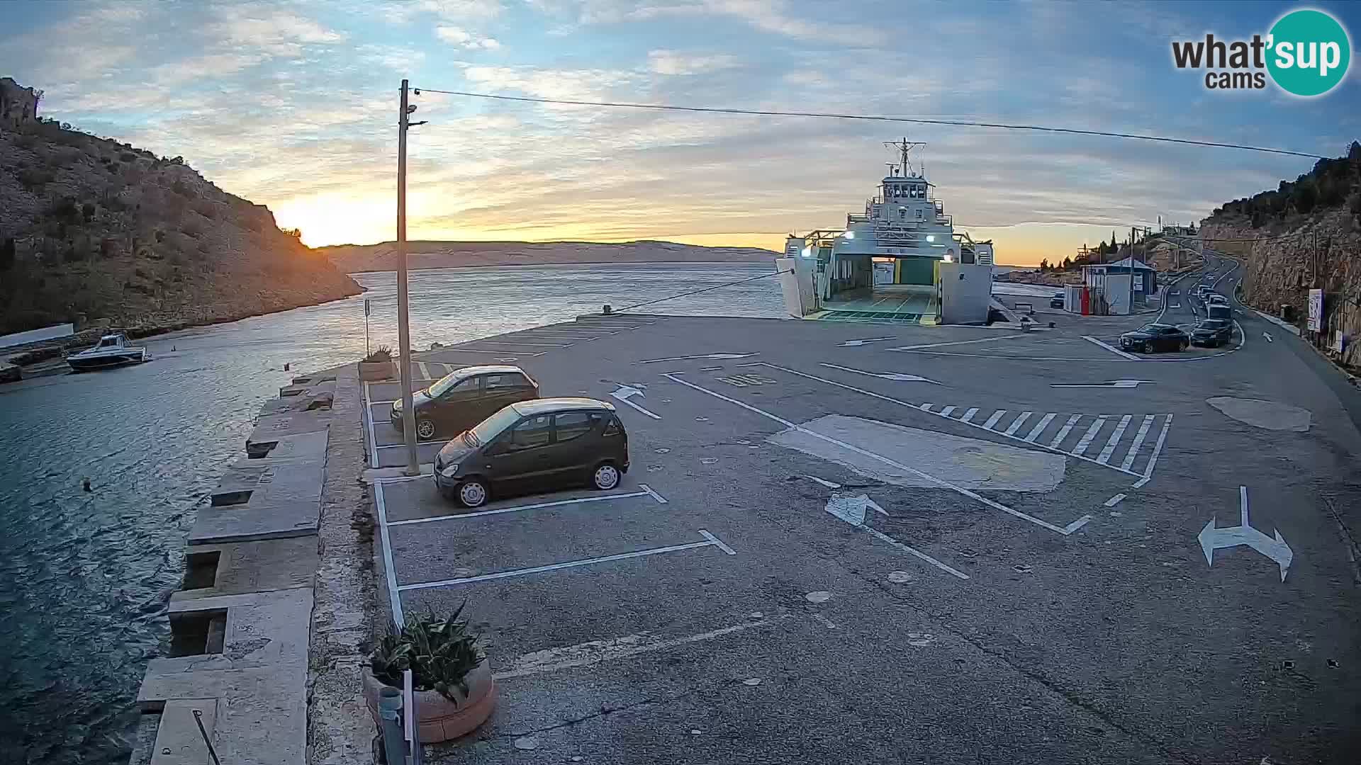 Webcam del puerto de ferris de Prizna – hacia la isla de Pag