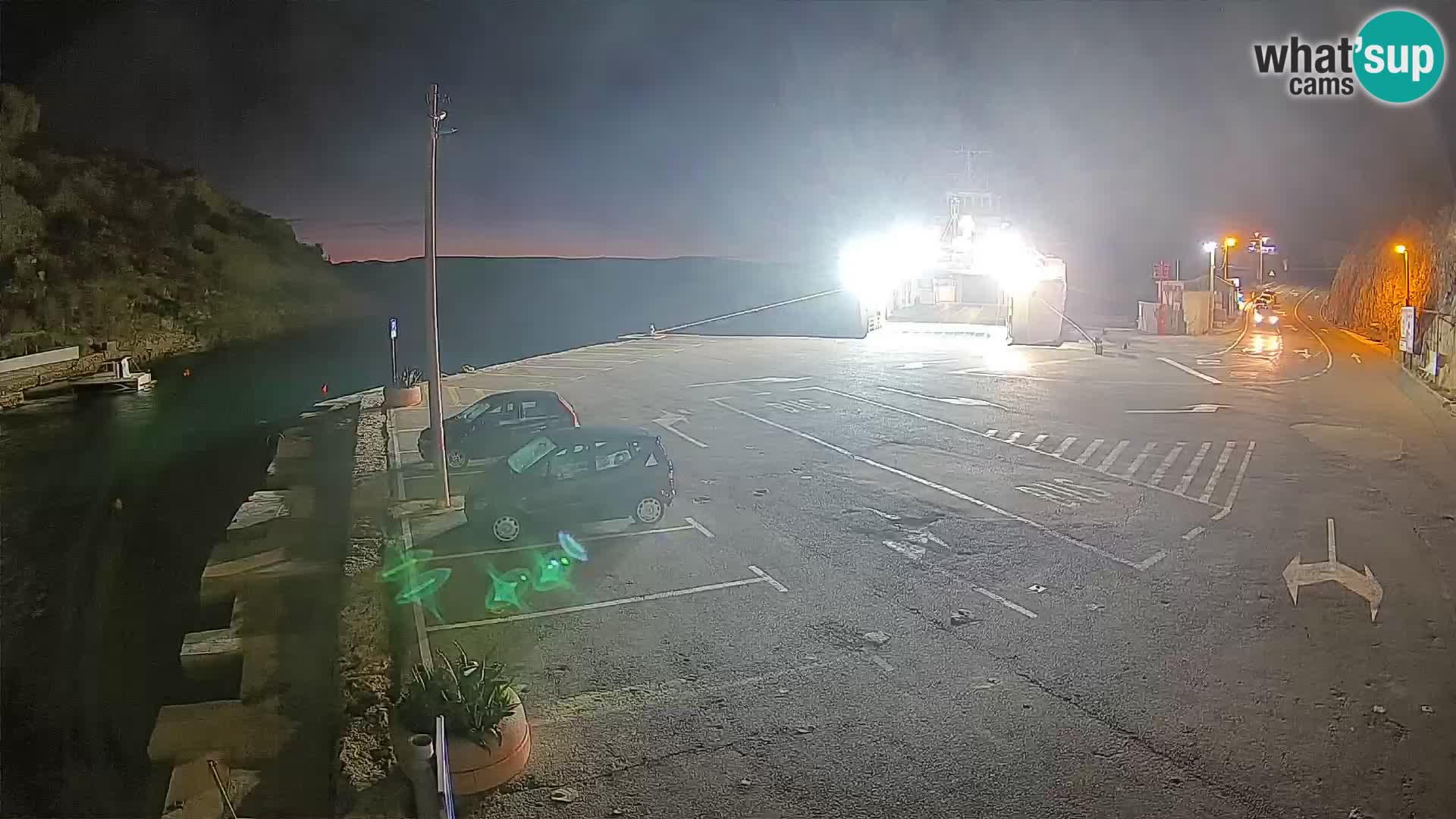 Spletna kamera trajektno pristanišče Prizna – proti otoku Pag