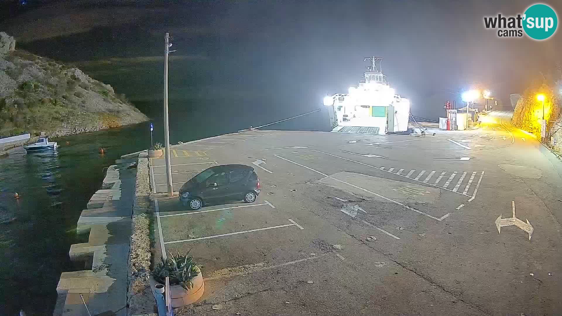 Spletna kamera trajektno pristanišče Prizna – proti otoku Pag