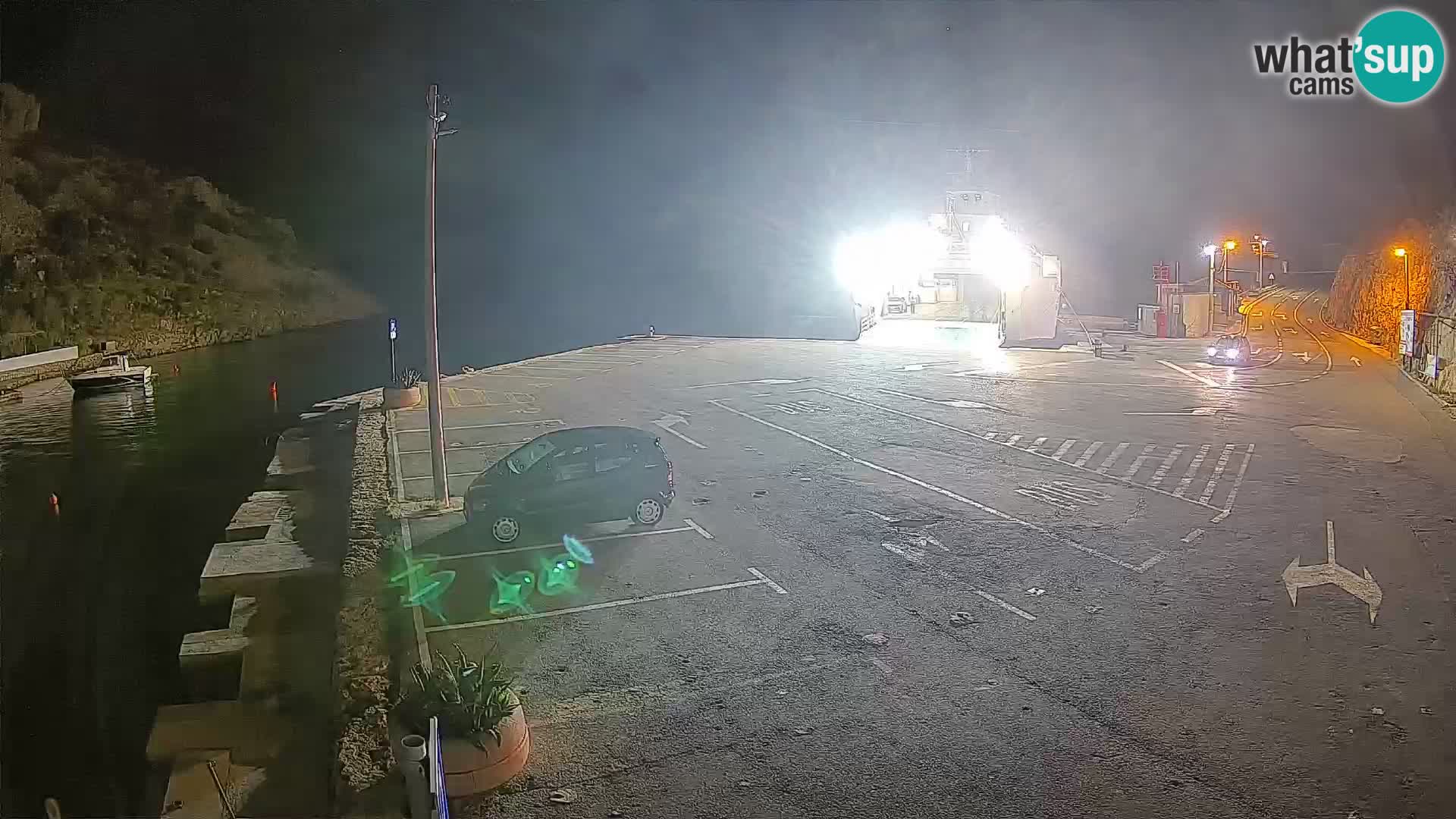 Spletna kamera trajektno pristanišče Prizna – proti otoku Pag