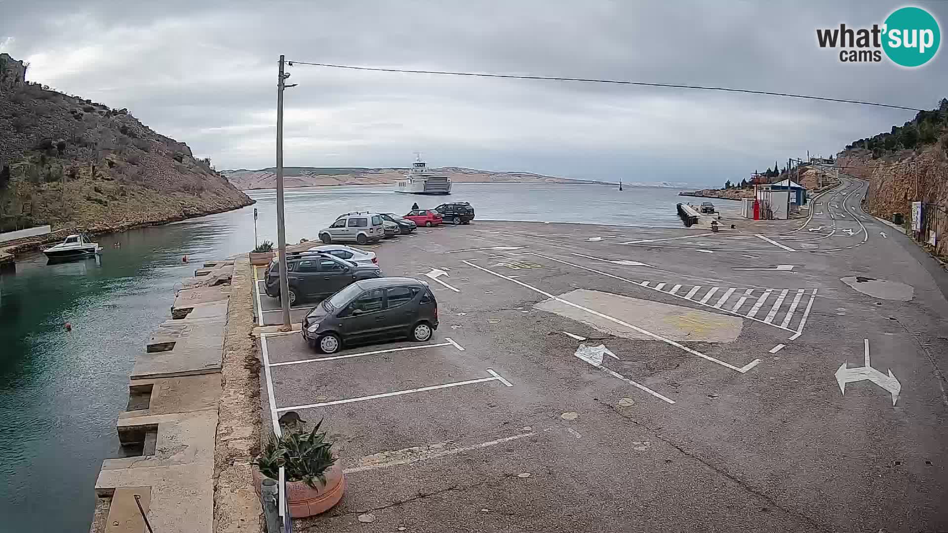 Spletna kamera trajektno pristanišče Prizna – proti otoku Pag