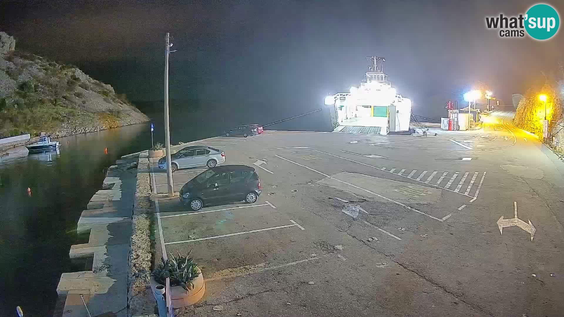 Spletna kamera trajektno pristanišče Prizna – proti otoku Pag