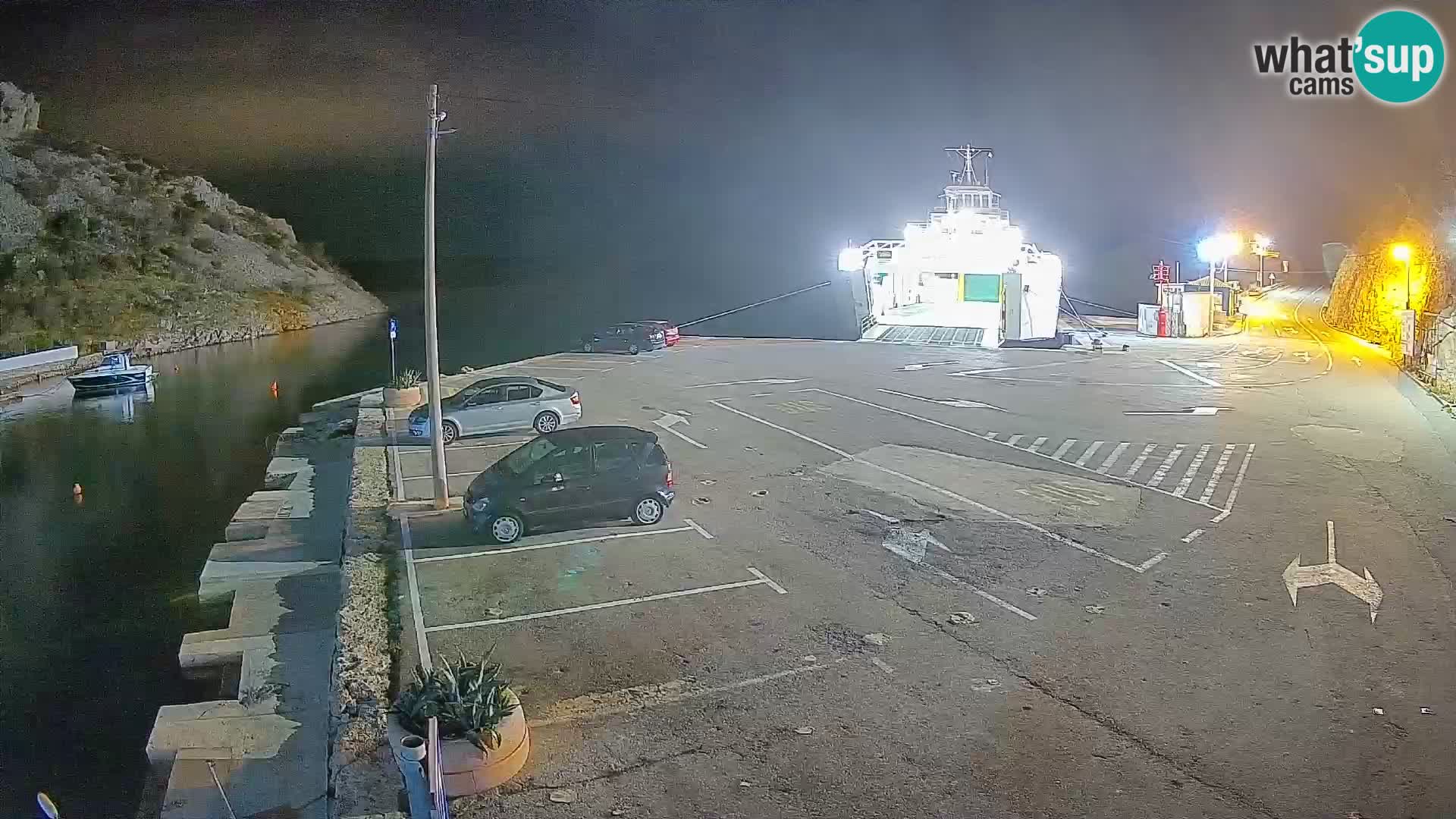 Spletna kamera trajektno pristanišče Prizna – proti otoku Pag