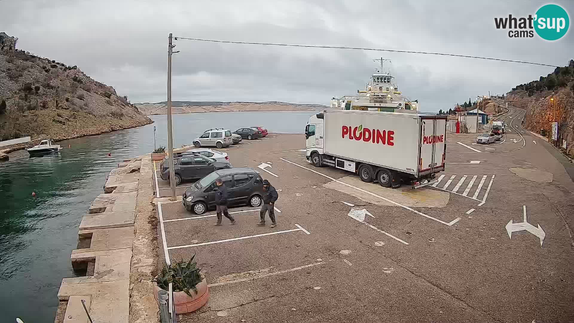 Spletna kamera trajektno pristanišče Prizna – proti otoku Pag