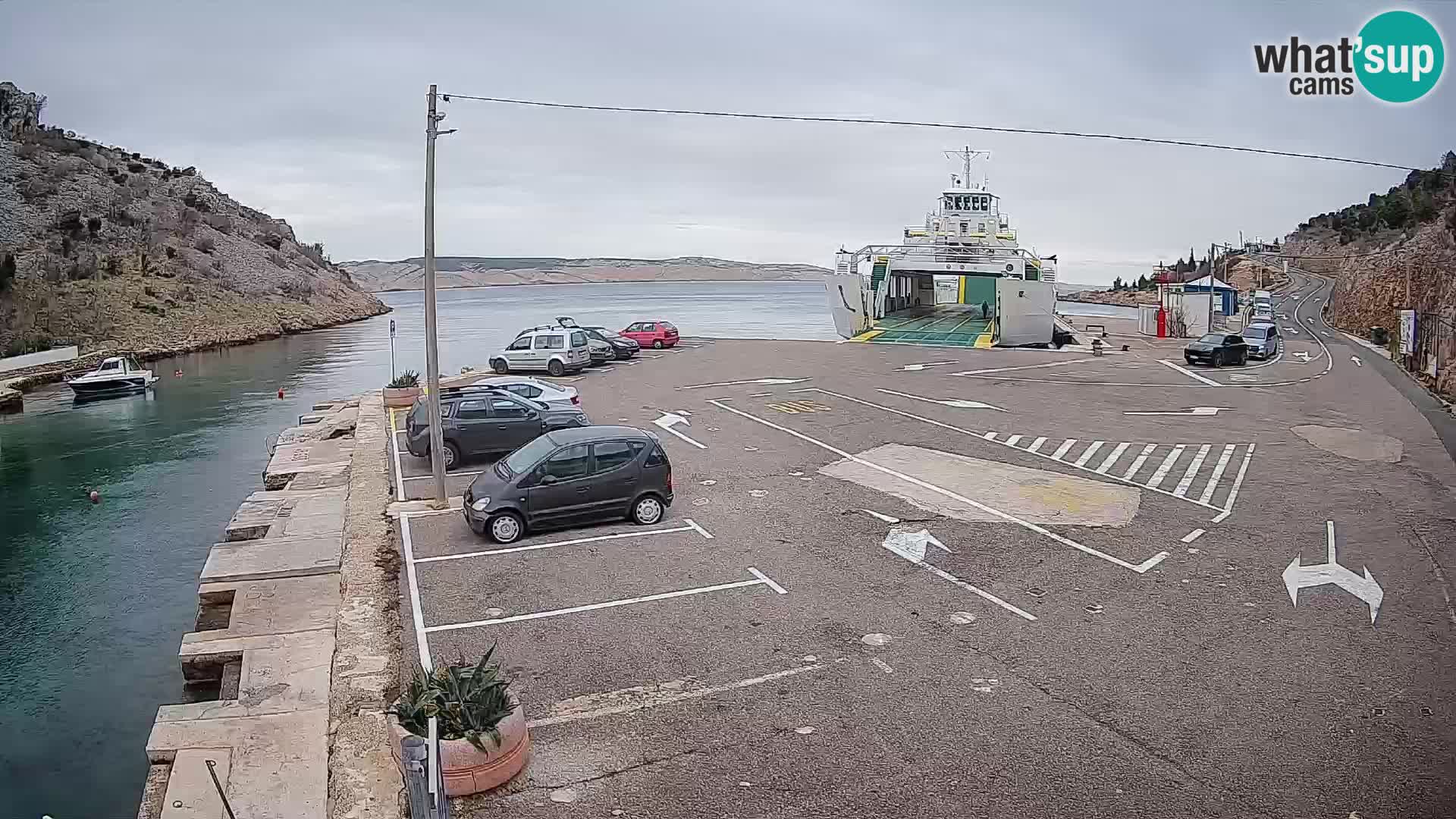 Webcam del puerto de ferris de Prizna – hacia la isla de Pag