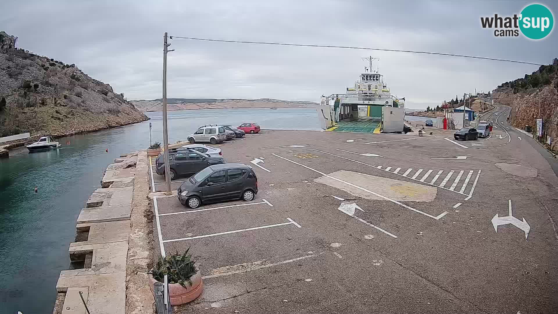 Spletna kamera trajektno pristanišče Prizna – proti otoku Pag