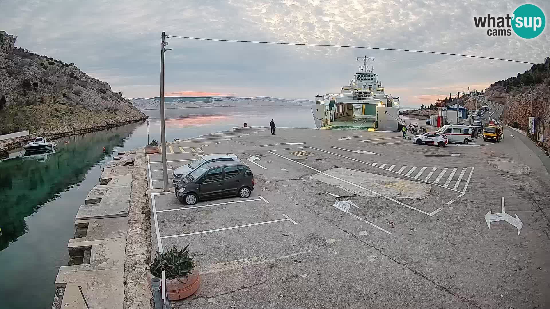 Spletna kamera trajektno pristanišče Prizna – proti otoku Pag