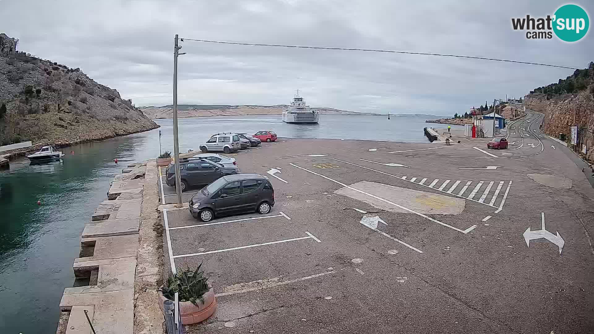 Spletna kamera trajektno pristanišče Prizna – proti otoku Pag