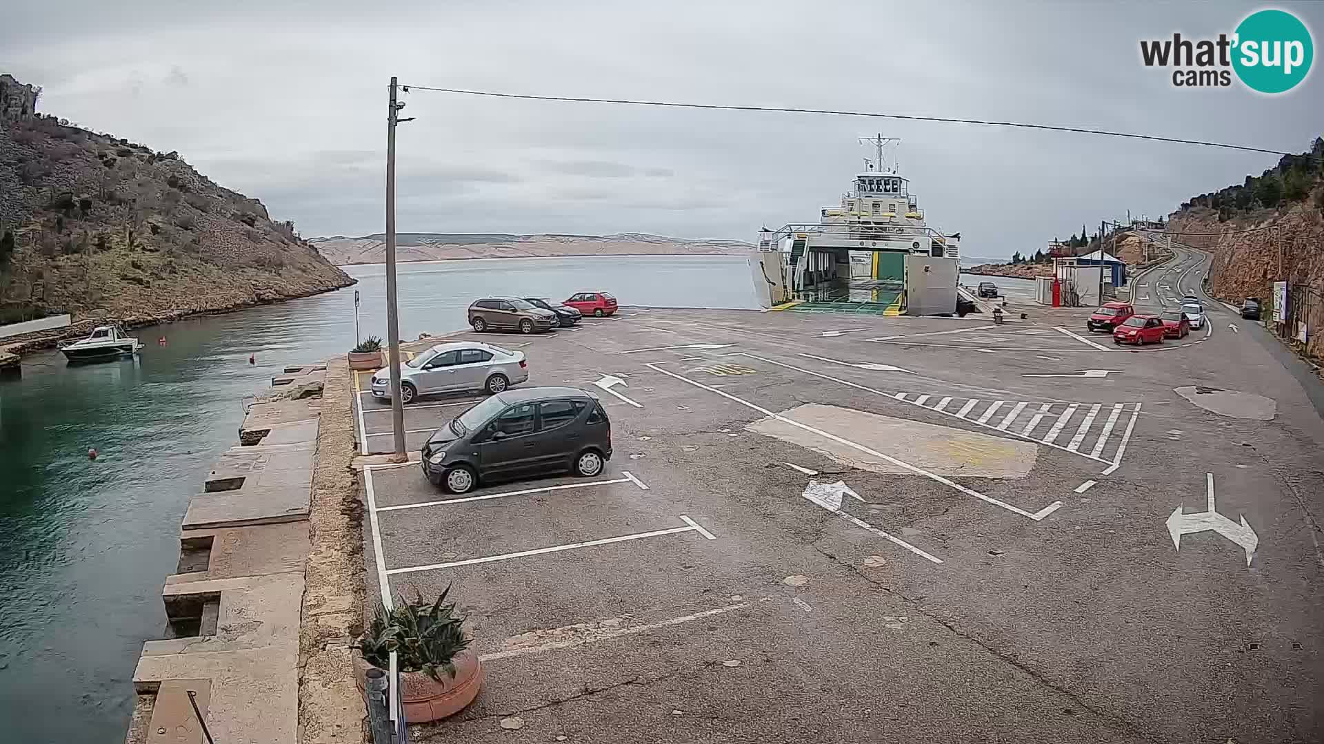 Spletna kamera trajektno pristanišče Prizna – proti otoku Pag