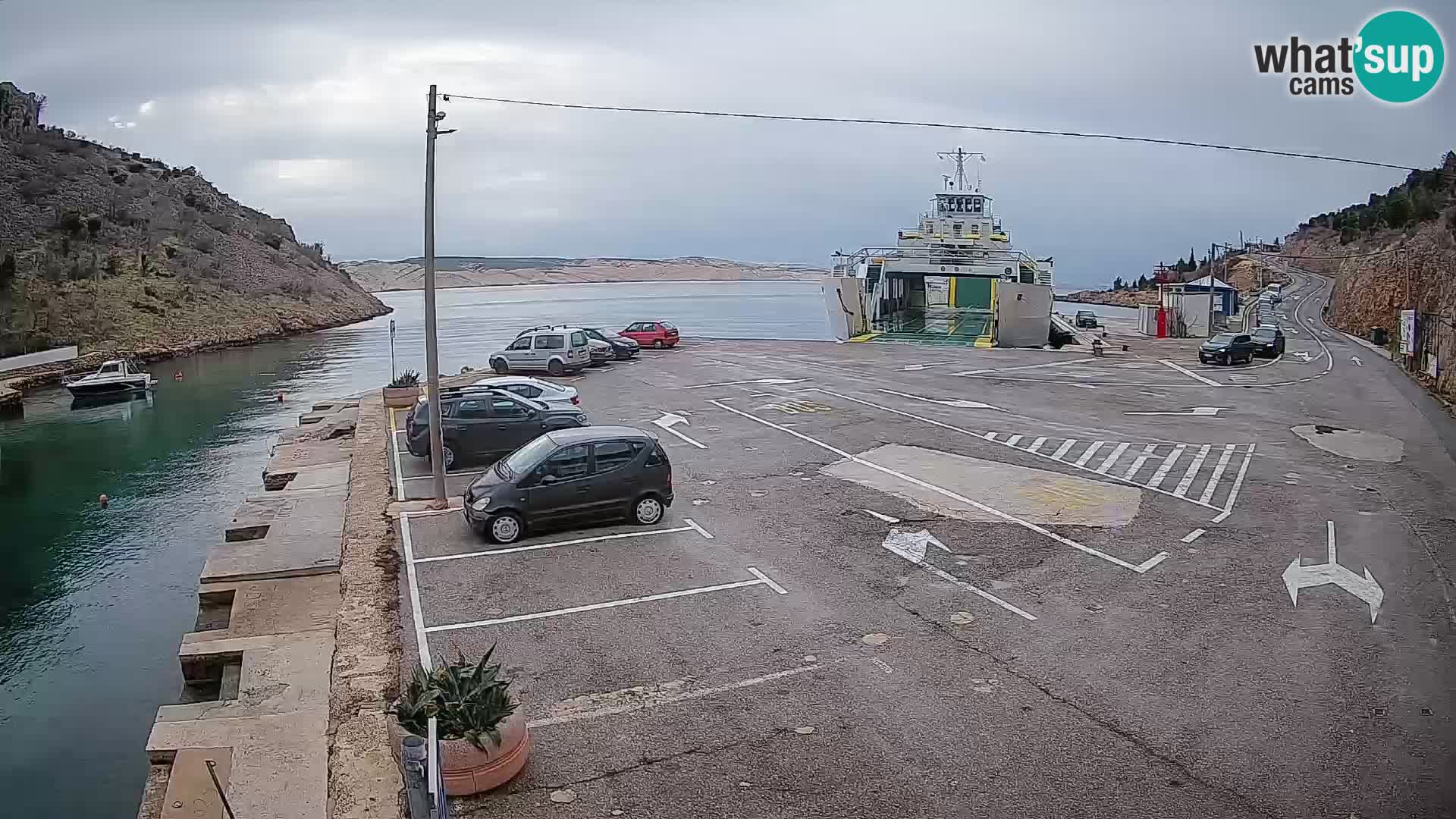 Spletna kamera trajektno pristanišče Prizna – proti otoku Pag