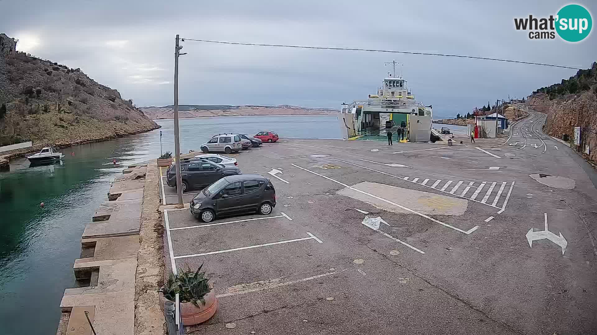 Spletna kamera trajektno pristanišče Prizna – proti otoku Pag