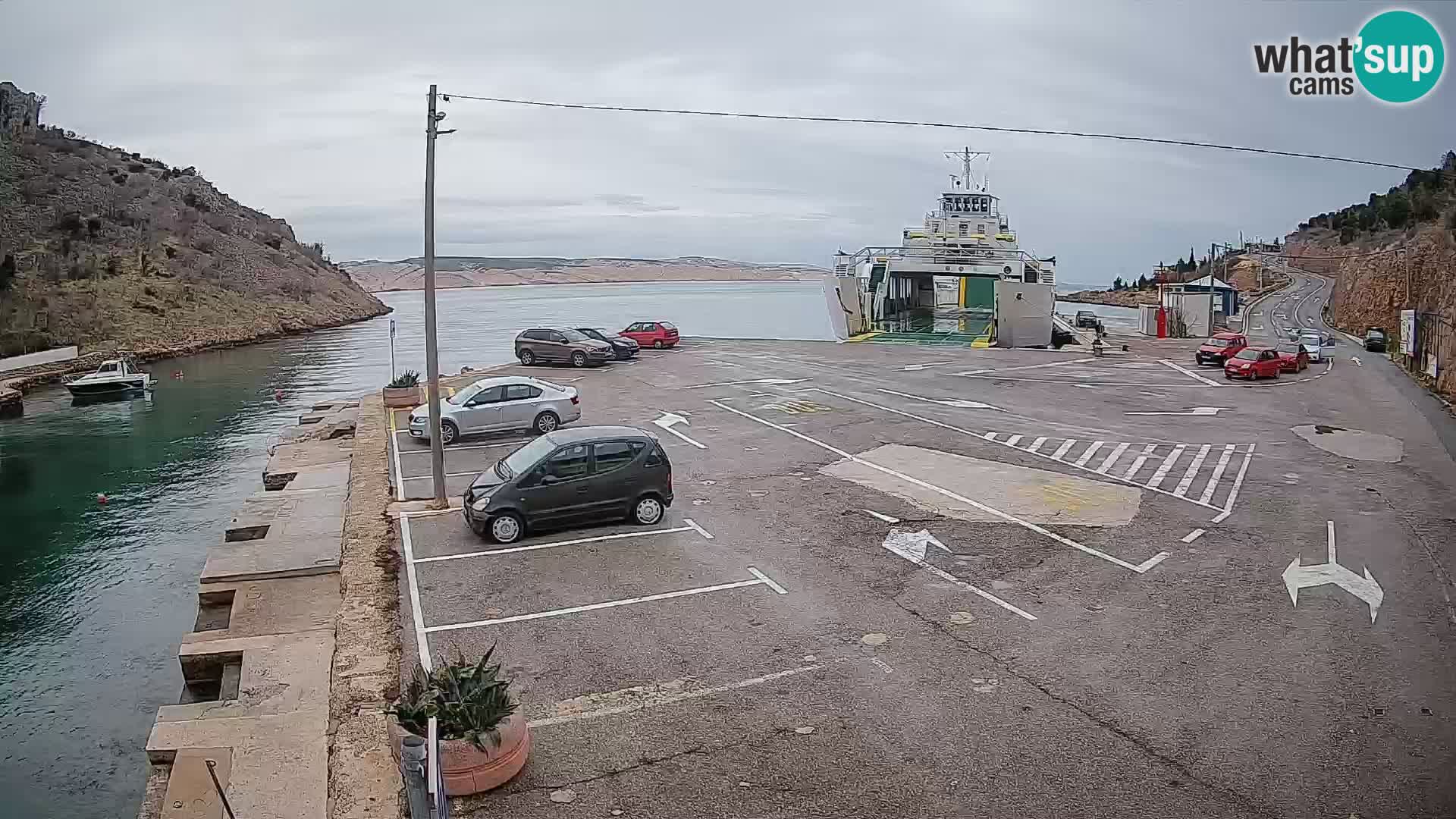 Spletna kamera trajektno pristanišče Prizna – proti otoku Pag