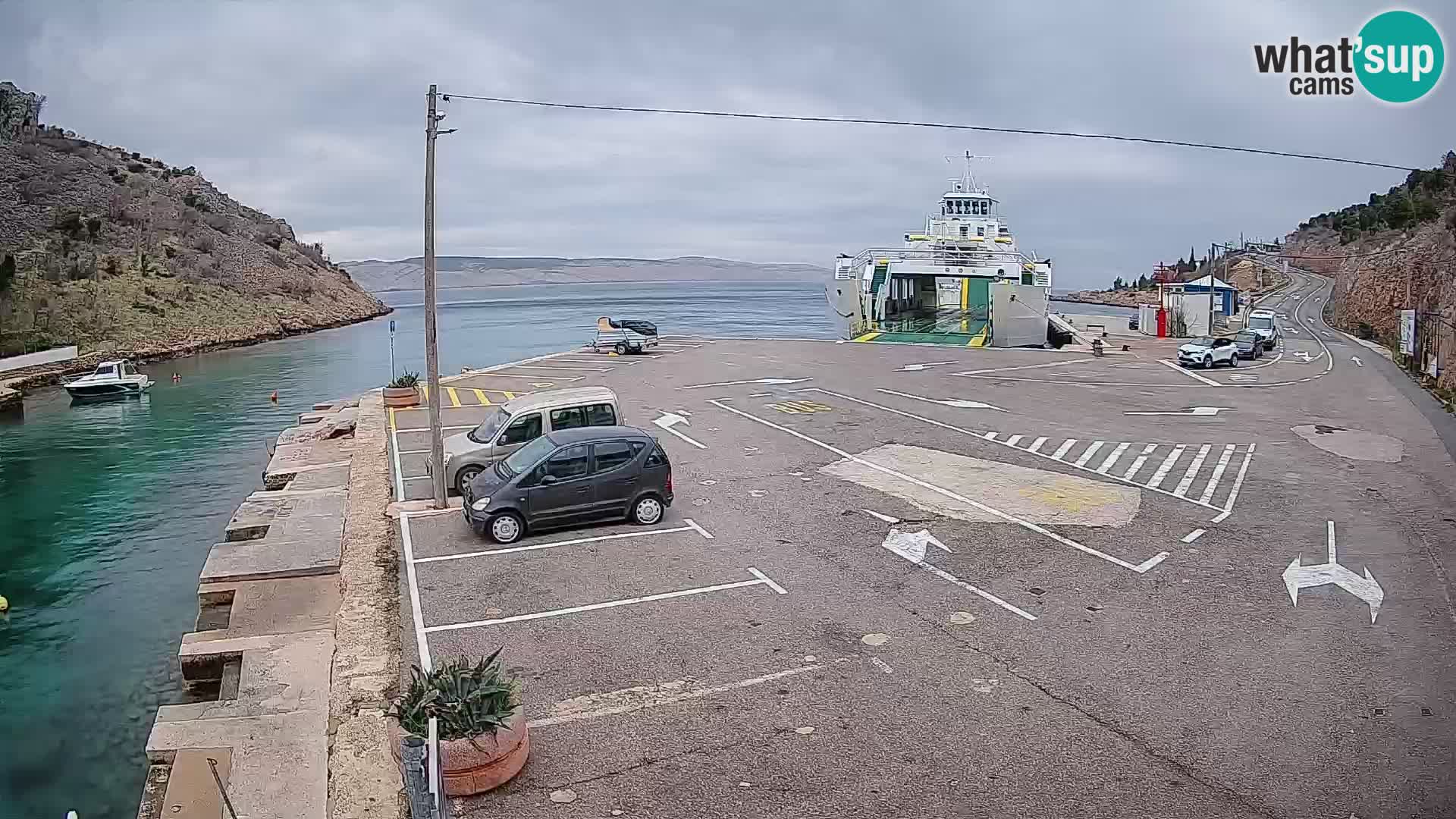 Spletna kamera trajektno pristanišče Prizna – proti otoku Pag