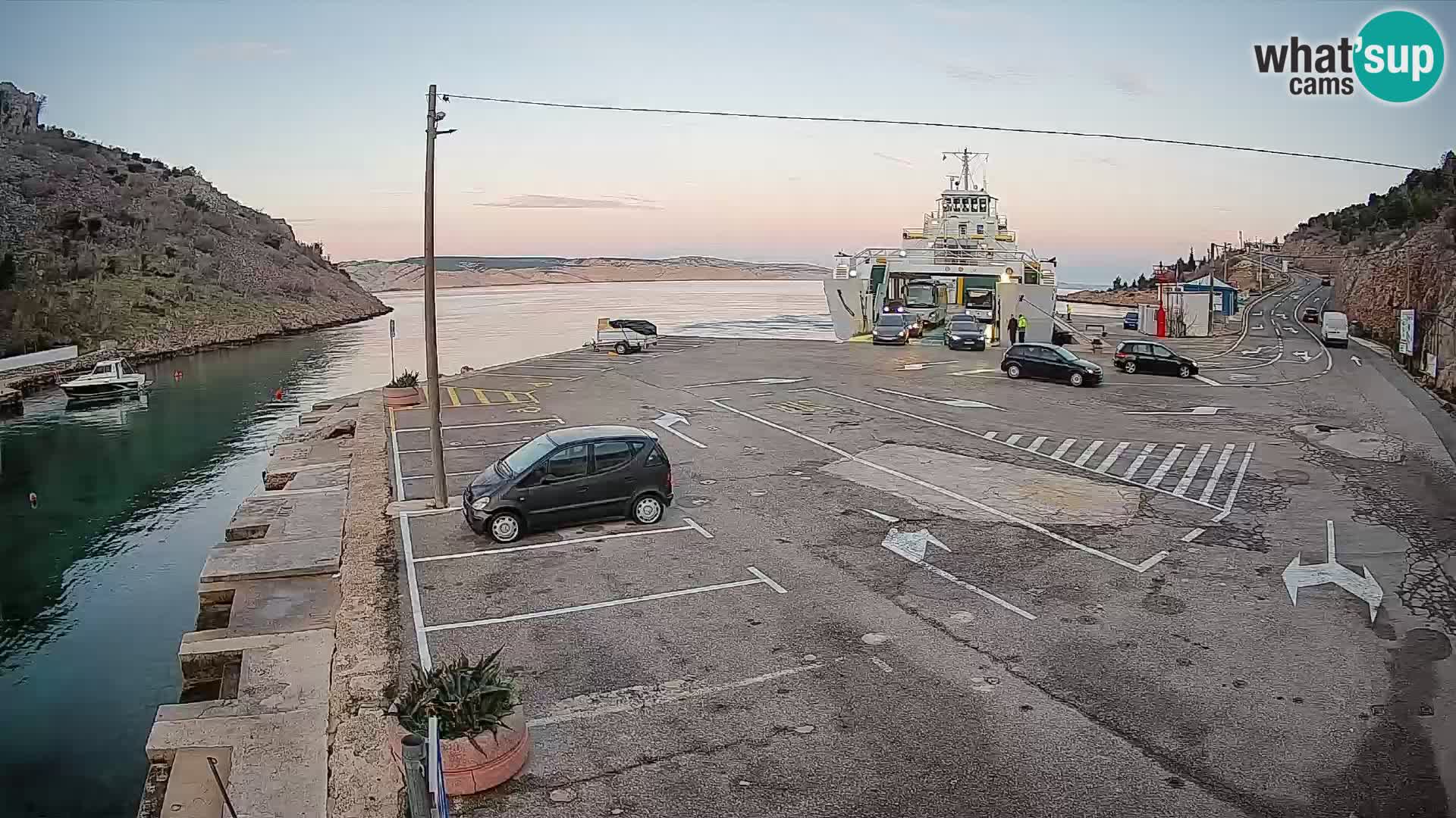 Spletna kamera trajektno pristanišče Prizna – proti otoku Pag