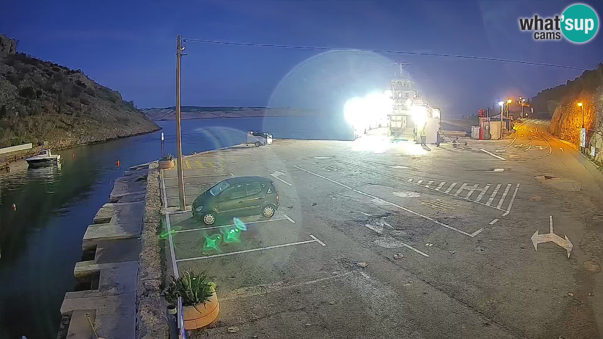 Spletna kamera trajektno pristanišče Prizna – proti otoku Pag