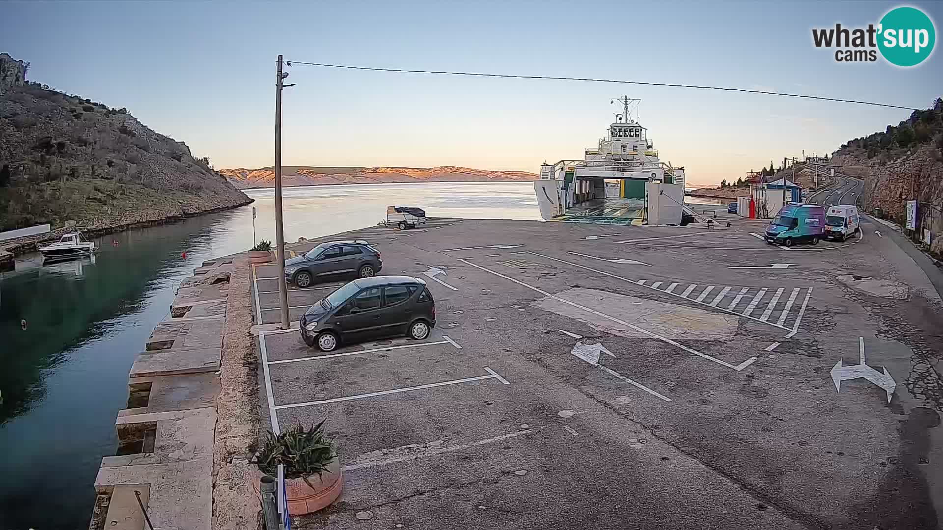 Spletna kamera trajektno pristanišče Prizna – proti otoku Pag