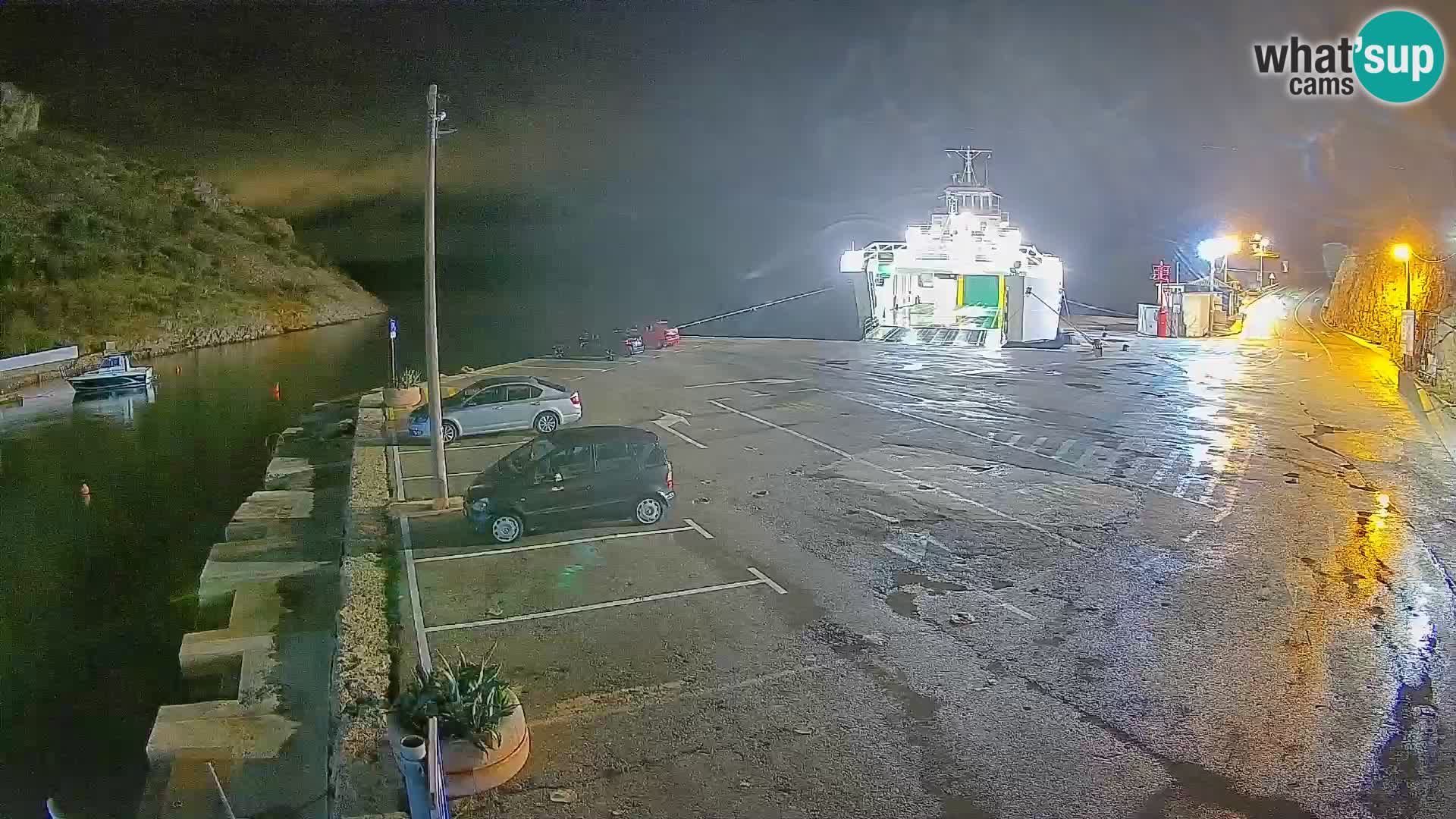 Spletna kamera trajektno pristanišče Prizna – proti otoku Pag