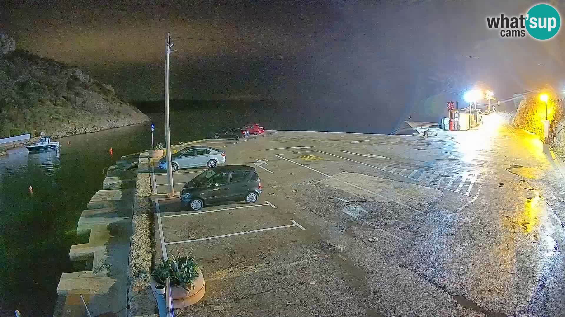 Spletna kamera trajektno pristanišče Prizna – proti otoku Pag