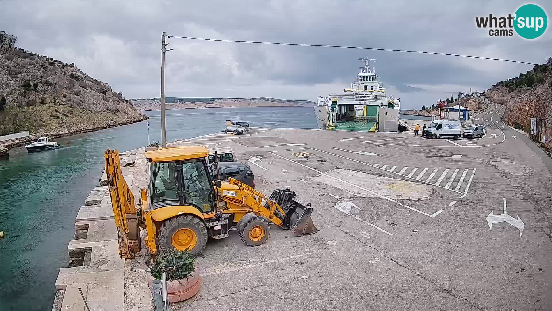 Spletna kamera trajektno pristanišče Prizna – proti otoku Pag