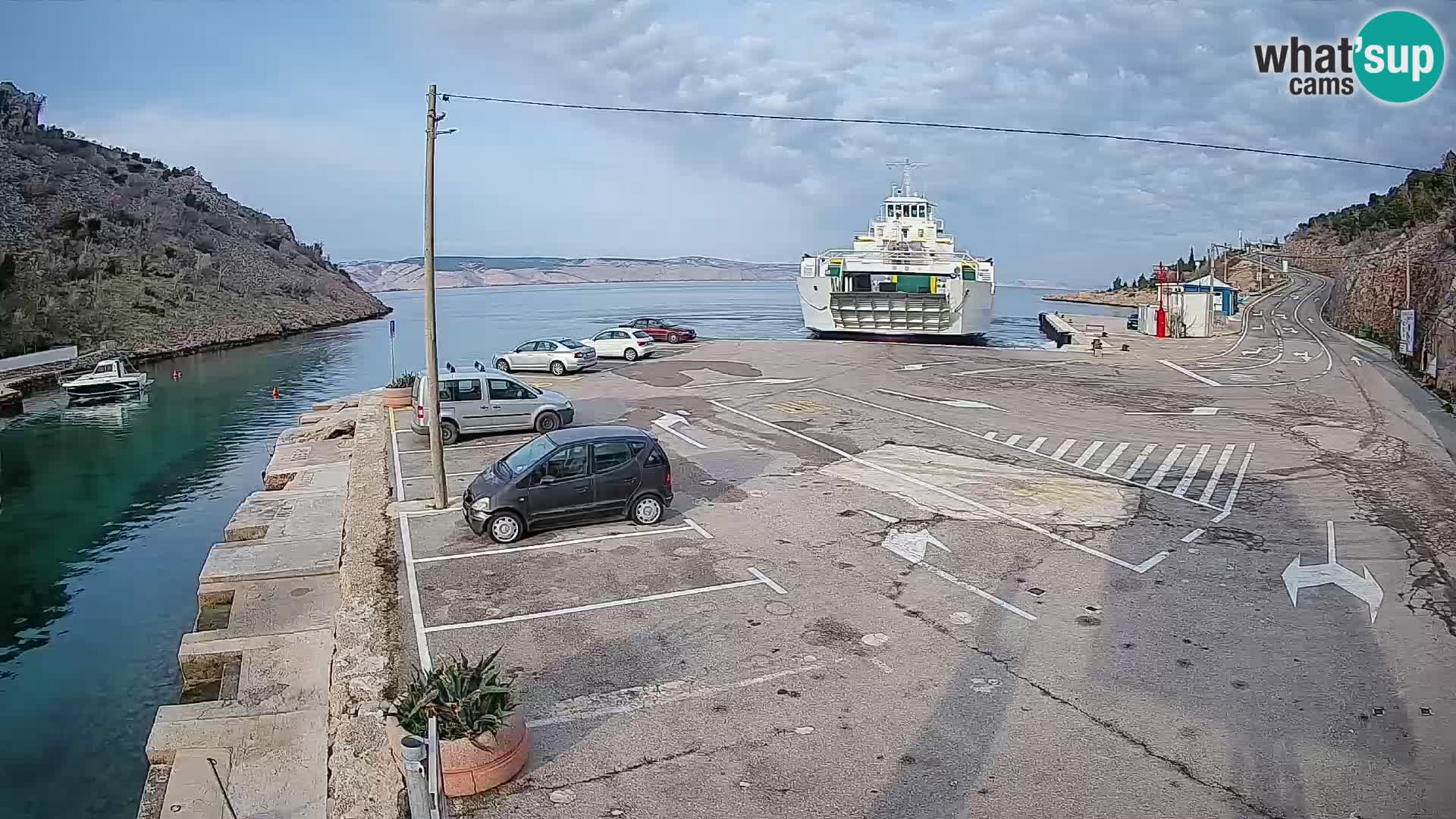 Spletna kamera trajektno pristanišče Prizna – proti otoku Pag