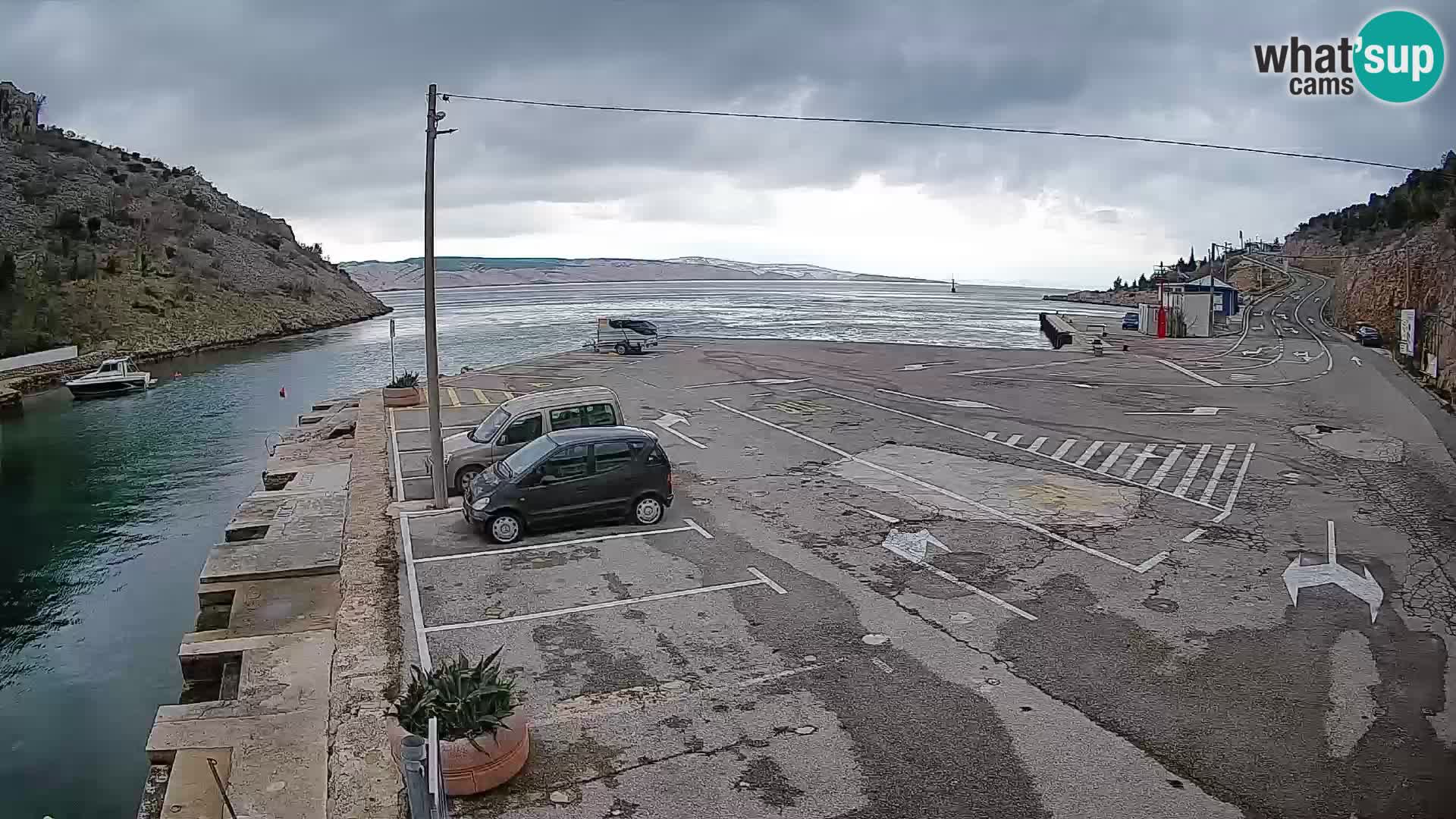 Spletna kamera trajektno pristanišče Prizna – proti otoku Pag