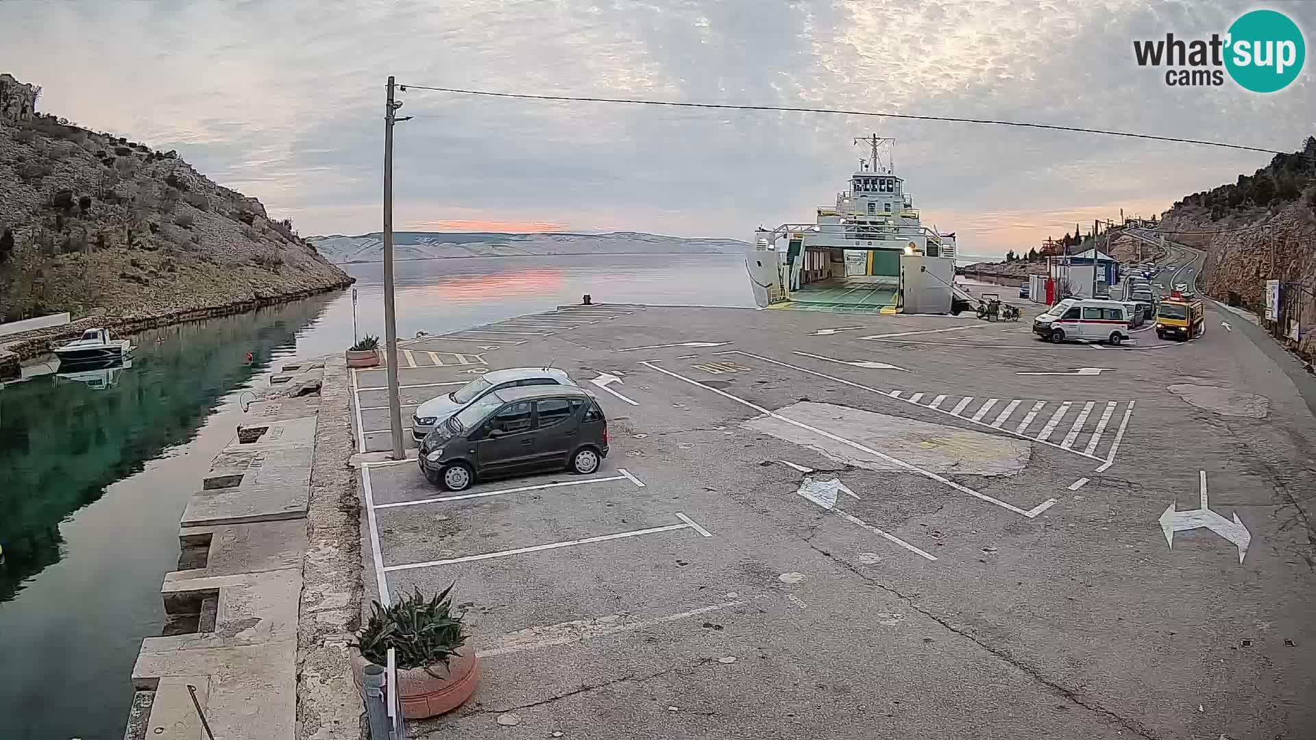 Webcam del puerto de ferris de Prizna – hacia la isla de Pag