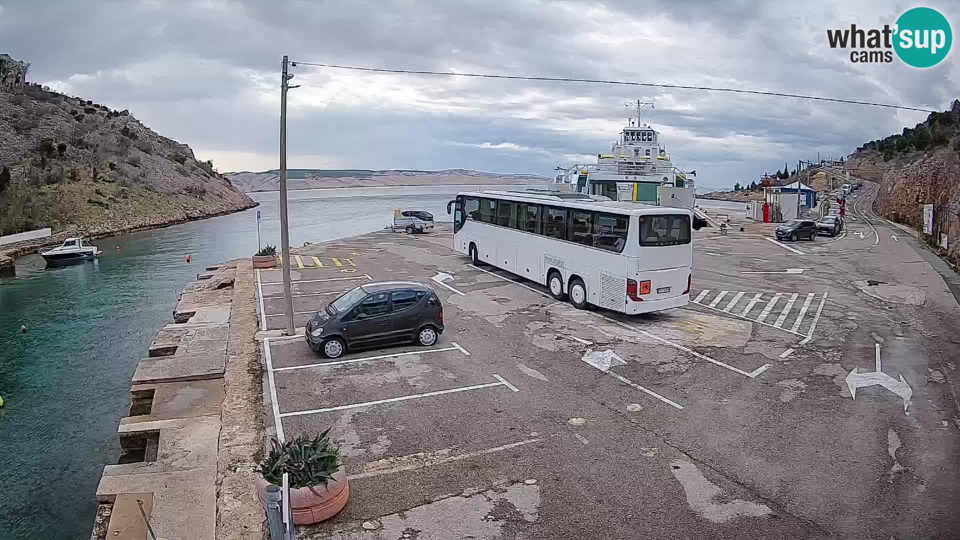 Webcam del puerto de ferris de Prizna – hacia la isla de Pag