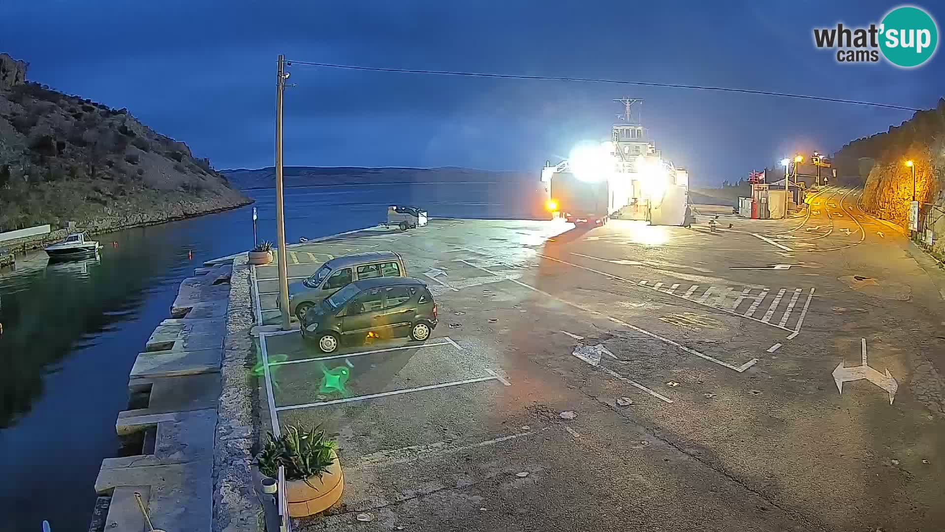 Spletna kamera trajektno pristanišče Prizna – proti otoku Pag