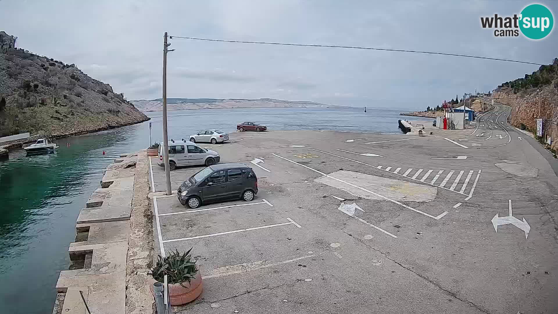 Spletna kamera trajektno pristanišče Prizna – proti otoku Pag