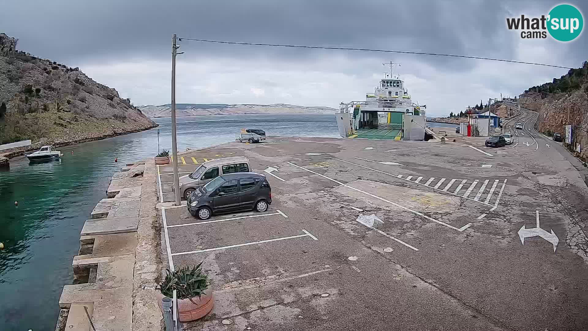 Webcam del puerto de ferris de Prizna – hacia la isla de Pag