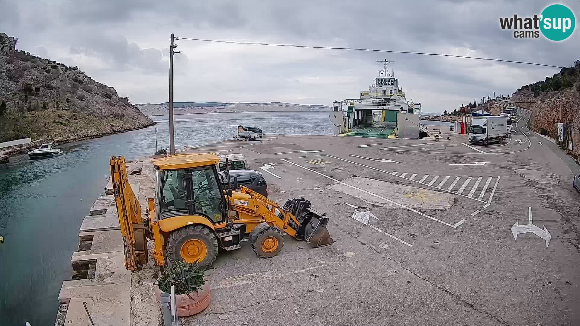 Spletna kamera trajektno pristanišče Prizna – proti otoku Pag