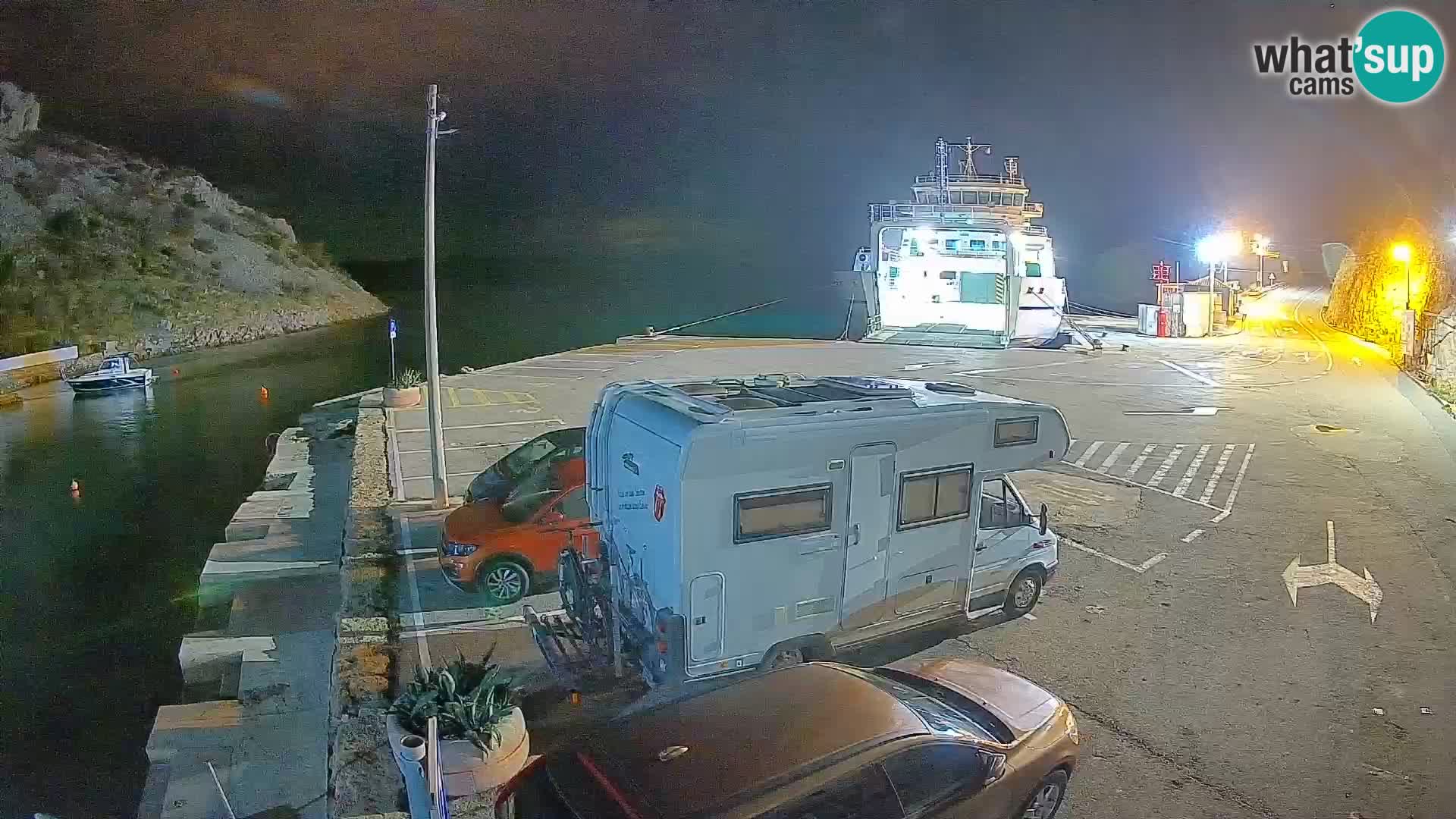 Spletna kamera trajektno pristanišče Prizna – proti otoku Pag