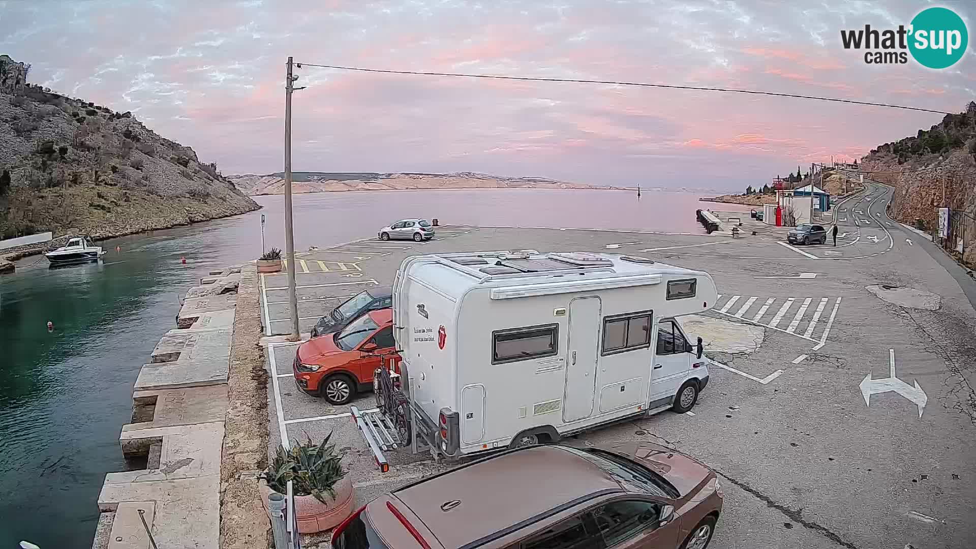 Spletna kamera trajektno pristanišče Prizna – proti otoku Pag