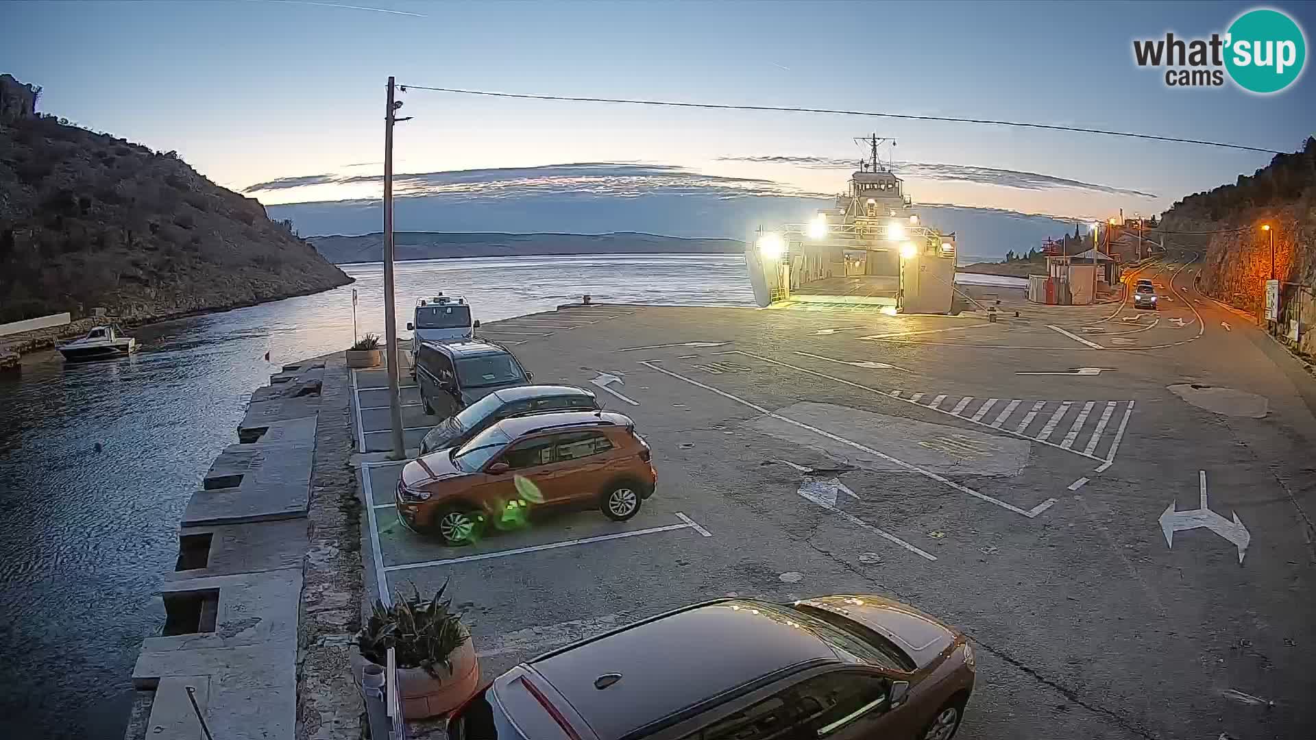 Webcam del puerto de ferris de Prizna – hacia la isla de Pag