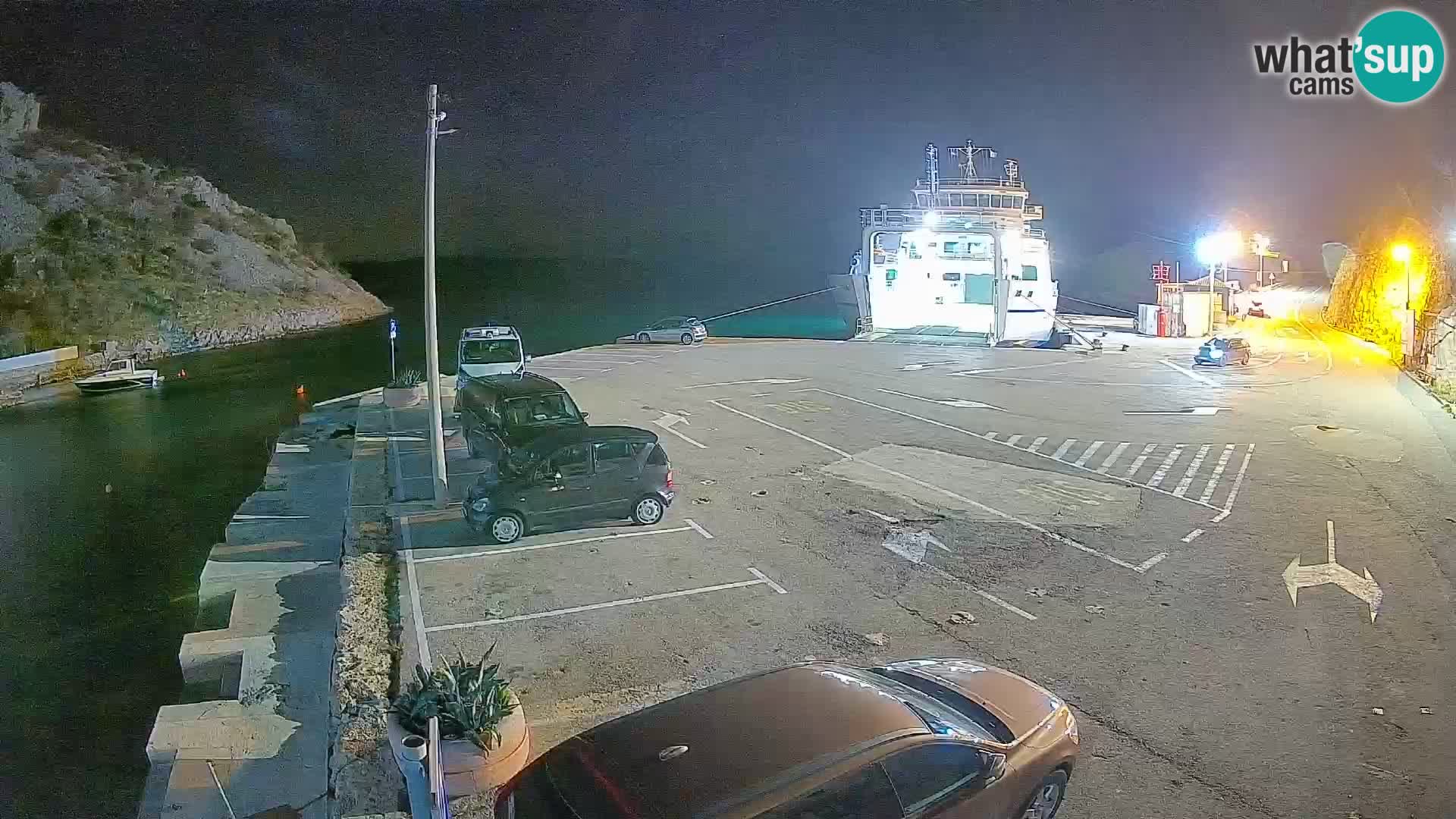 Spletna kamera trajektno pristanišče Prizna – proti otoku Pag