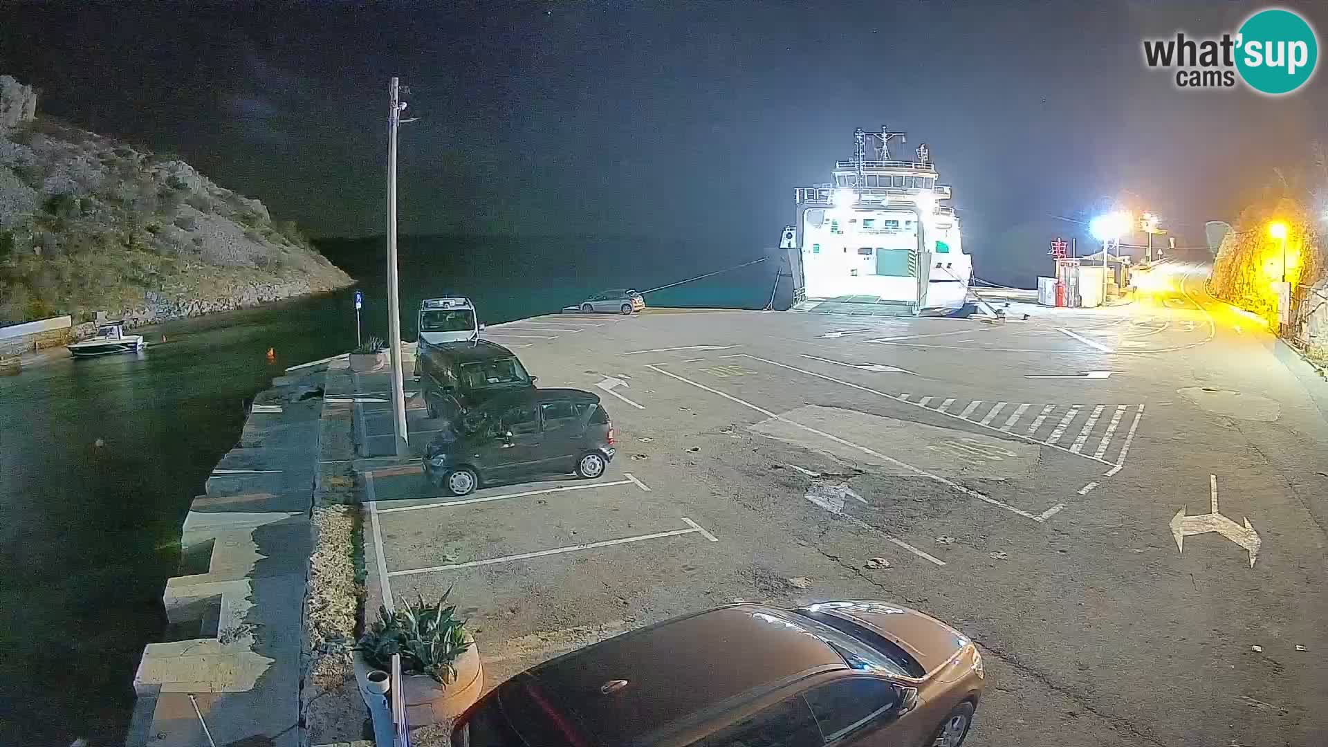 Spletna kamera trajektno pristanišče Prizna – proti otoku Pag