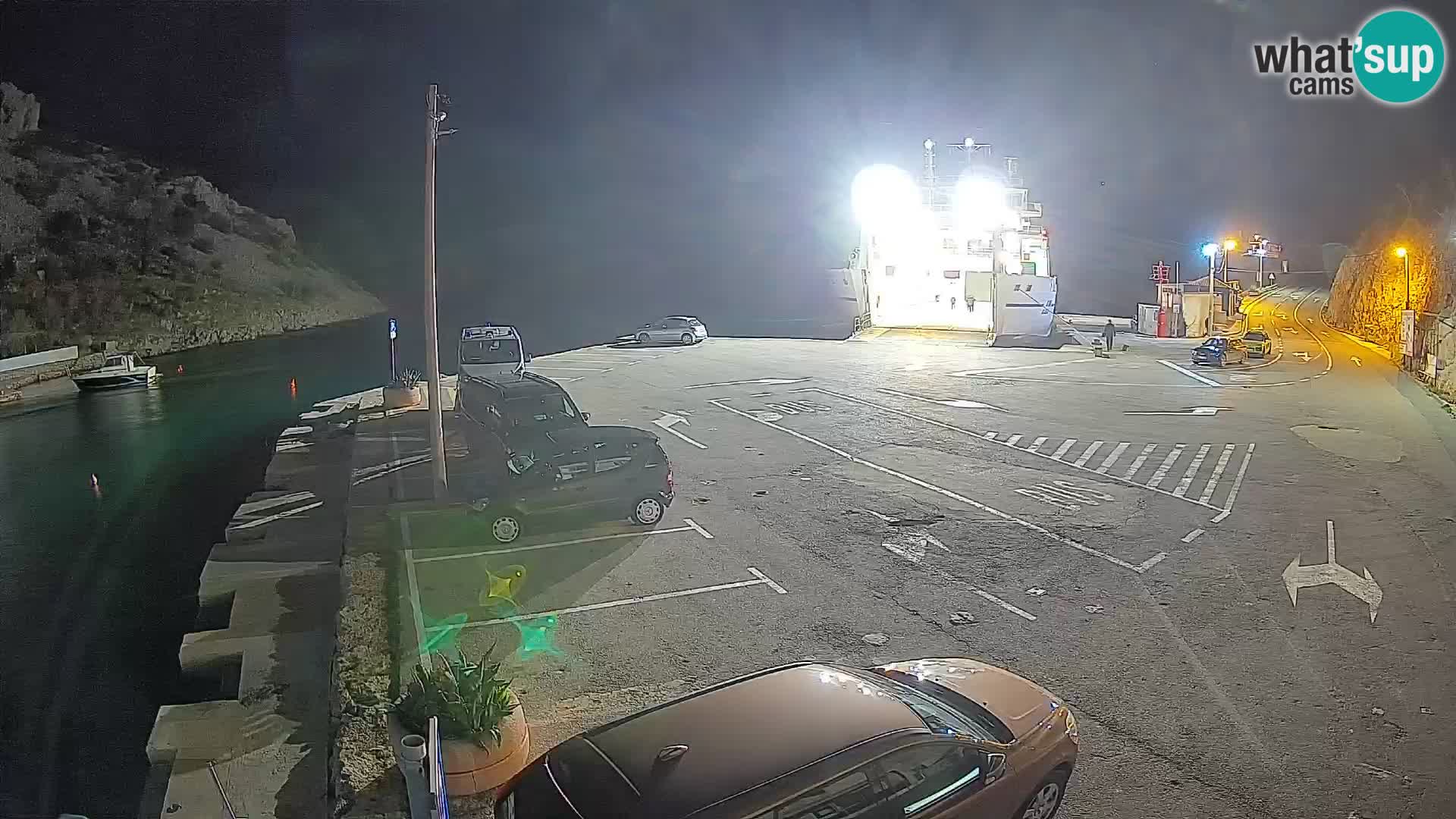 Spletna kamera trajektno pristanišče Prizna – proti otoku Pag