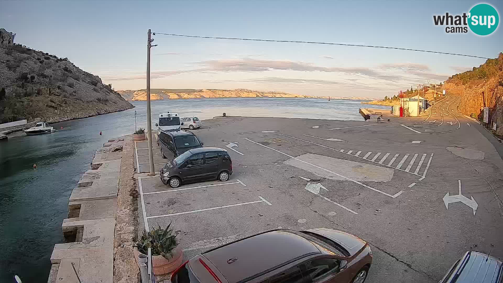 Spletna kamera trajektno pristanišče Prizna – proti otoku Pag