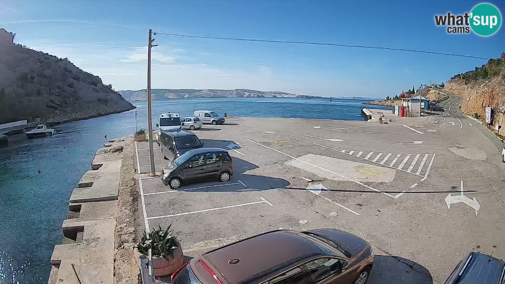 Spletna kamera trajektno pristanišče Prizna – proti otoku Pag